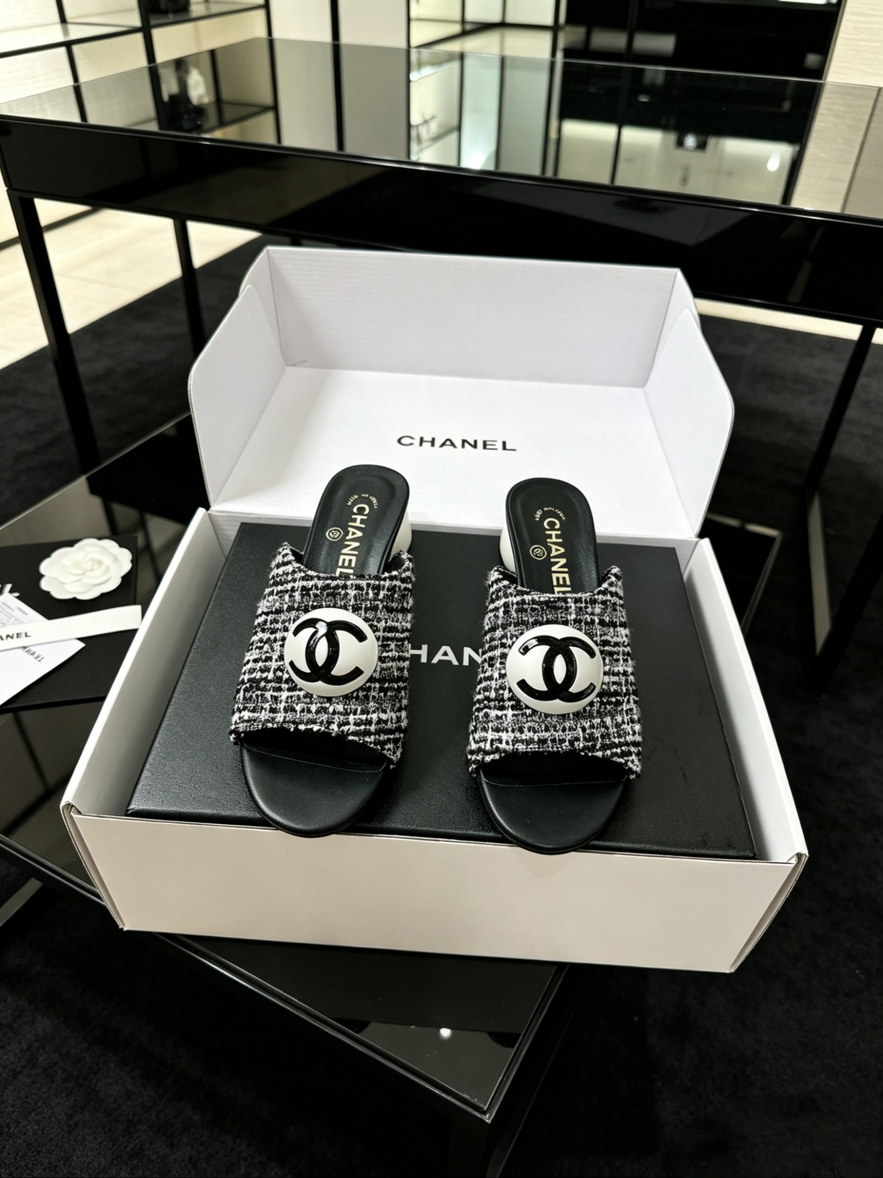 NO:876191,Premium reseller quality, Chanel gift box packaging available for an extra $40 Chanel 26/A Latest Official Style Pearl Heel Pumps Counter quality, all materials customized strictly according to the original authentic pair, developed with genuine products purchased for reference. Upper: Customized genuine sheepskin as original Lining: Sheepskin Insole: Exact customized replica Outsole: Imported genuine Italian leather sole Heel Height: 7CM Sizes: 34–41  (34,40,41,42 available) Item No.: Link: Mini Program://planting photo album/high-definition viewing/SSe4OOfbbB3xVQr purchasing grade Can be equipped with Chanel gift box packaging Xiaoxiang 26/A official website latest pearl heels counter quality All materials are customized according to the original version!  Purchase genuine products and develop them. Fabric: Original customized sheep tendon sheepskin, lining sheepskin, original customized foot pads, soles imported from Italy, genuine leather outsole. Heel height: 7CM. Size: 34-41 (34.40.41.42), slippers, off white, chanel, chanel, tom ford, miumiu, slippers, sheepskin, Leather soles.19860909Premium reseller quality, Chanel gift box packaging available for an extra $40  Chanel 26/A Latest Official Style Pearl Heel Pumps  Counter quality, all materials customized strictly according to the original authentic pair, developed with genuine products purchased for reference.  Upper: Customized genuine sheepskin as original Lining: Sheepskin Insole: Exact customized replica Outsole: Imported genuine Italian leather sole Heel Height: 7CM Sizes: 34–41 (34,40,41,42 available) Item No.: Link: 小程序://种草相册/高清看款/SSe4OOfbbB3xVQr代购级 可配香奈礼盒包装 小香26/A 官网最新款 珍珠跟鞋 专柜品质 所有材质都根据原版定制！购入正品开发 面料: 原版定制羊筋羊皮 内里羊皮 垫脚原版定制 鞋底意大利进口真皮大底 跟高:7CM Size: 34-41（34.40.41. 42),拖鞋,off white,chanel,chanel,tom ford,miumiu,slippers,sheepskin,Leather soles,Women's Shoes