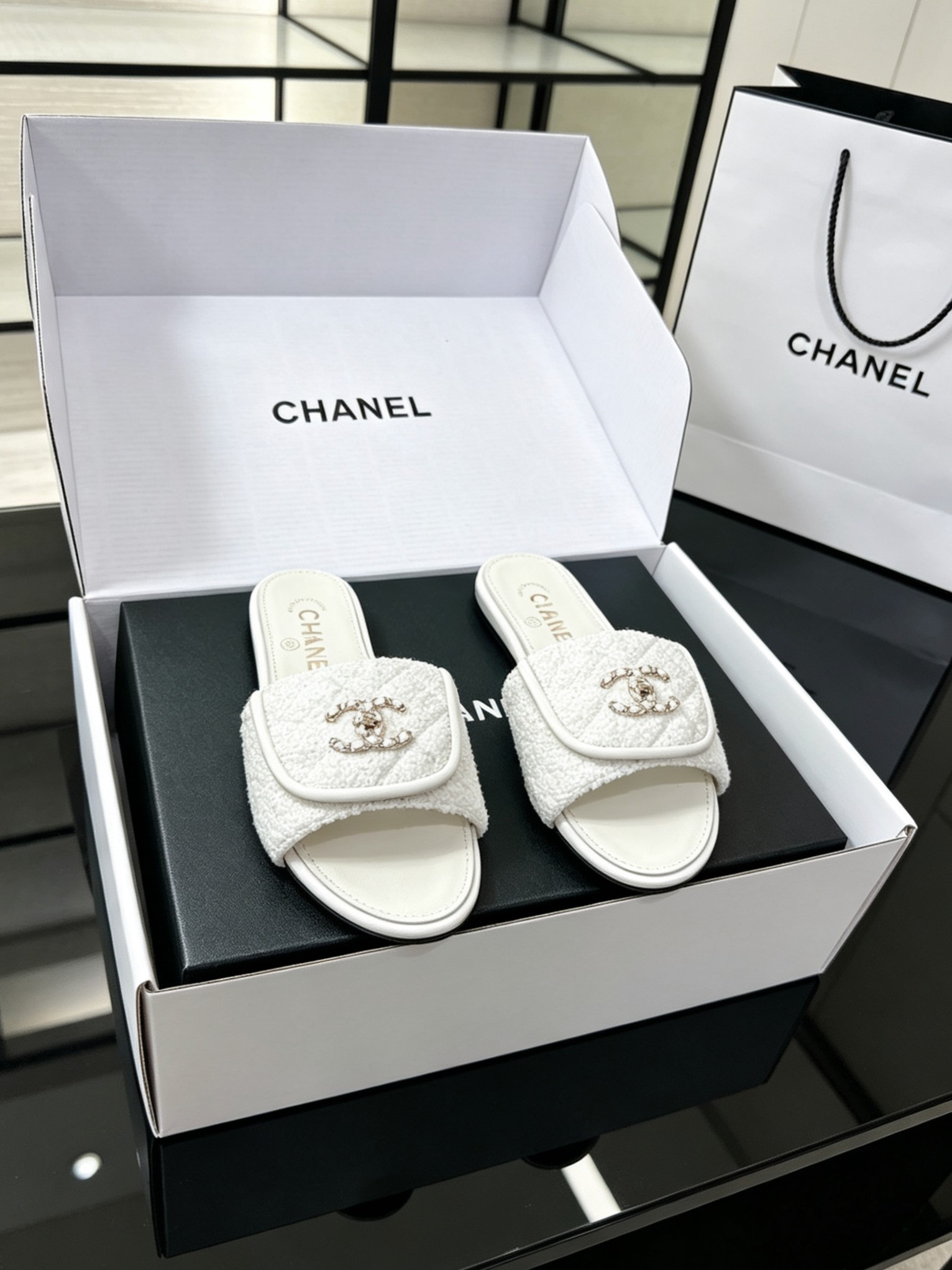 NO:876200,Delivered in Chanel special gift box packaging CHANEL Chanel Xiaoxiang 2026 new slippers counter [authentic grade] version!  !  The king of out-of-stock products at domestic and foreign counters. I searched all over the domestic counters and finally got it. I was so surprised when I opened the box and saw the actual product. I liked it so much that I called on my girlfriends to form a group to buy it. It was picked up by major bloggers and was named 'beach sandals'. I really love them. They are invincible and beautiful on the feet and can be matched with thousands of ways. They are stable for casual wear. The Velcro F is very convenient to wear. This series is now on sale for various wear occasions.  Purchased at counter for 8900!  !  Counter quality: Original materials, sheepskin lining. Special hardware buckles. Exclusive molding to customize logo. Official catalog code number 35-40 (41, 42 customized) Italian genuine leather outsole genuine packaging slippers, slippers, chanel, chanel, sandals, slippers, sheepskin, Leather soles19860909配送香奈 专用礼盒包装 CHANEL 香奈儿 小香 2026新款 拖鞋 专柜【正品级】版本！！ 国内国外专柜断货王,找遍国内专柜心心念念终于到手,第一眼开箱看到实物让我太惊讶了,太喜欢了呼吁闺蜜们组团购买疯抢度蹭蹭蹭上涨,被各大博主点名【沙滩凉鞋】,真的是超级爱了,上脚无敌好看简直万种搭配,随意穿搭拿捏的稳稳的,魔术贴f穿着非常方便.hold的各种穿搭场合,本系列现已登陆发售！ 专柜以8900购入！！专柜品质 原厂材料,内里羊皮.专用五金扣.独家开模定制logo. 官方目录 码数35-40（41,42定做） 意大利真皮大底正品包装 拖鞋,拖鞋,chanel,chanel,sandals,slippers,sheepskin,Leather soles,Women's Shoes