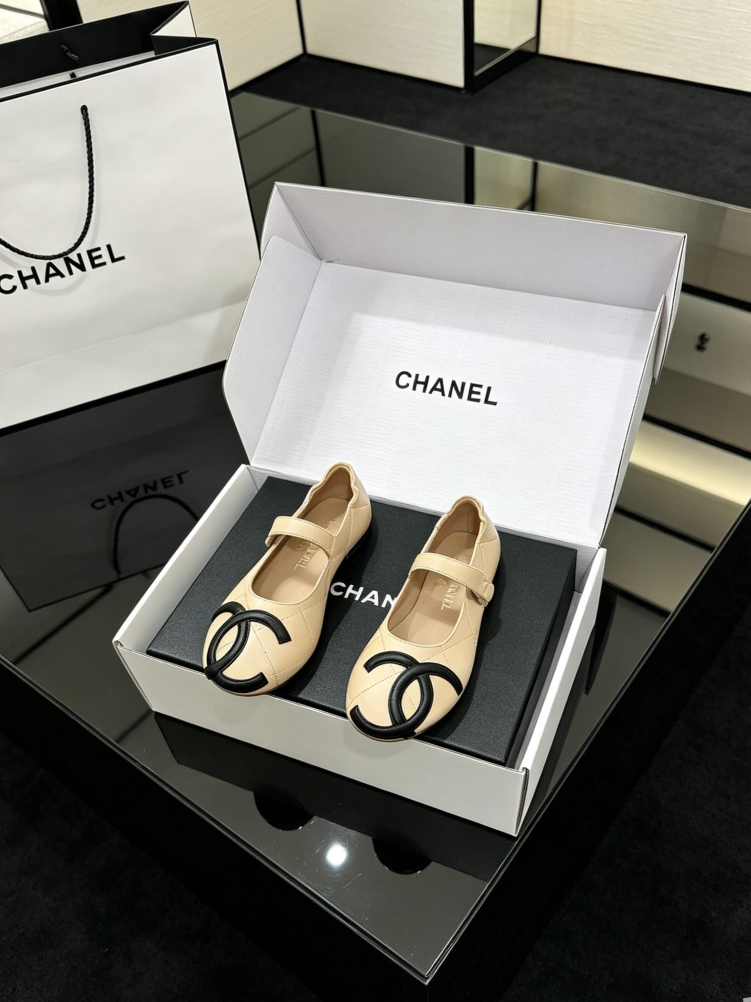 NO:876168,2026 Genuine Leather Outsole Latest Top Purchasing and Delivery Chanel Special Gift Box Packaging Xiaoxiang 26/A Spring and Summer Black and White Kangpeng Shoes Counter Quality One of the classic styles that must be purchased every year!  The latest design is more expressive and tasteful ~ all materials are customized according to the original version!  Purchase authentic products developed. All-purpose and versatile artifact, summer beach, durable style. Fabric sole Official website custom-made sole Leather outsole Size 35-39 (40-41-42), single shoes, chanel, Leather soles198609092026真皮大底最新款顶级代购配送香奈专用礼盒包装 小香26/A春夏 黑白康鹏鞋鞋 专柜品质 每年必入的经典款之一！最新 设计 更加彰显和品味～所有材质都根据原版定制！购入正品开发.万能百搭神器,夏日沙滩,耐造款. 面料 底 官网对版定制 鞋底 真皮大底 码数35-39(40-41-42),单鞋,chanel,Leather soles,Women's Shoes