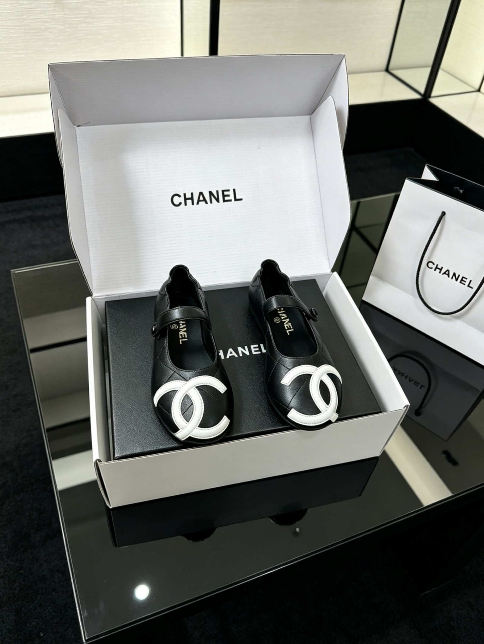 NO:876175,2026 Genuine Leather Outsole Latest Top Purchasing and Delivery Chanel Special Gift Box Packaging Xiaoxiang 26/A Spring and Summer Black and White Elastic Kangpeng Shoes Counter Quality One of the classic styles that must be purchased every year!  The latest design is more expressive and tasteful ~ all materials are customized according to the original version!  Purchase authentic products developed. All-purpose and versatile artifact, summer beach, durable style. Fabric sole Official website custom-made sole Leather outsole Size 35-39 (40-41-42), single shoes, chanel, Leather soles198609092026真皮大底最新款顶级代购配送香奈专用礼盒包装 小香26/A春夏 黑白松紧康鹏鞋鞋 专柜品质 每年必入的经典款之一！最新 设计 更加彰显和品味～所有材质都根据原版定制！购入正品开发.万能百搭神器,夏日沙滩,耐造款. 面料 底 官网对版定制 鞋底 真皮大底 码数35-39(40-41-42),单鞋,chanel,Leather soles,Women's Shoes