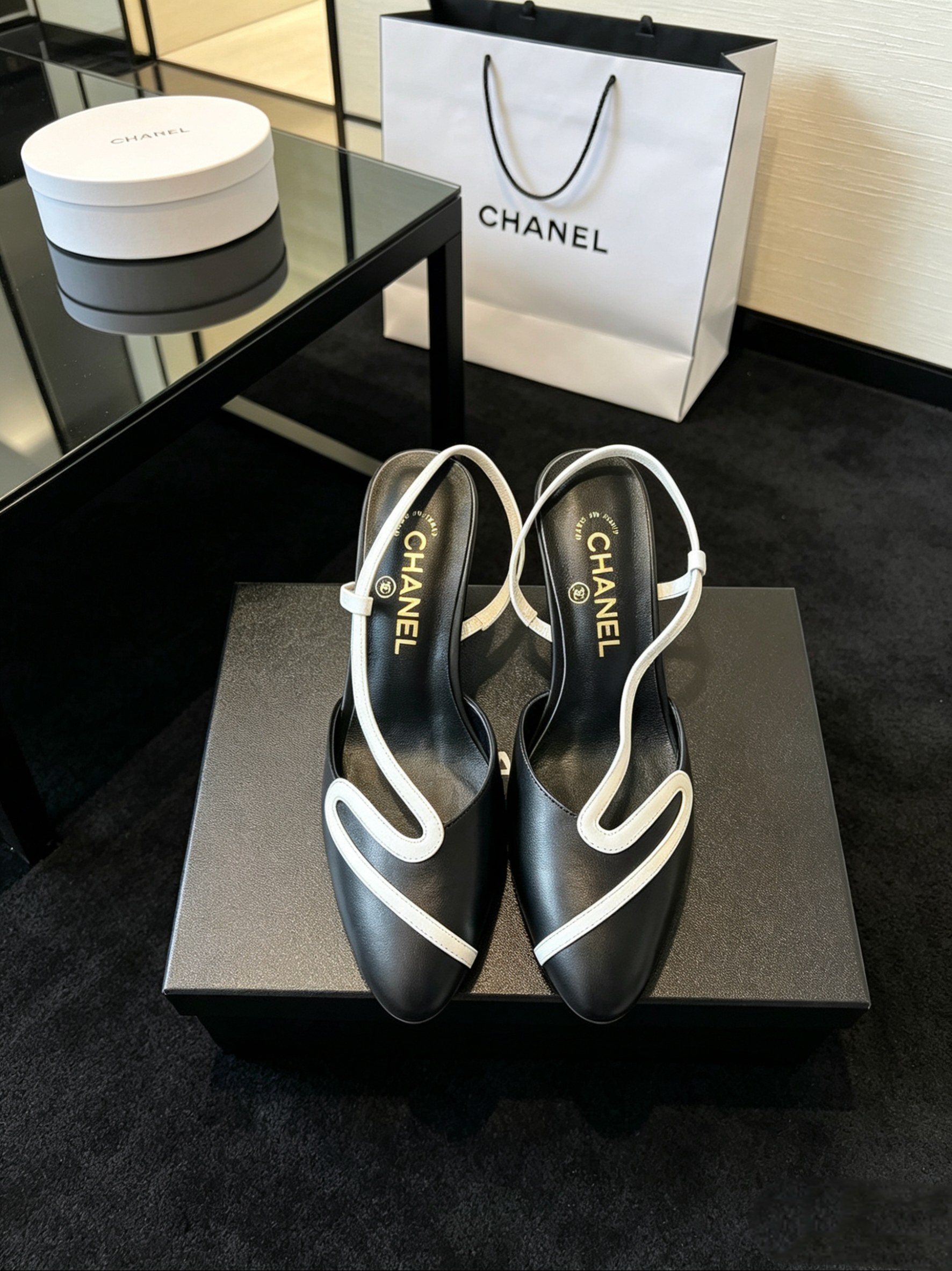 NO:876162,Purchasing agency grade Chanel special gift box packaging CHANEL Chanel 26ss spring and summer show style back empty sandals. The golden flowing line high-heeled sandals were planted at the first sight. Shoes with Latin dance characteristics, noble and elegant!  The upper is made of imported sheepskin/sheep leather, and the lining is tiptoe silk sheepskin. The foot feels super comfortable. The leather is very soft and skin-friendly. Genuine leather outsole imported from Italy. Fabric: imported sheepskin. Lining: imported sheepskin. Sole: genuine leather outsole imported from Italy. Heel: genuine leather fabric heel, height 6.5CM. Size 35-41 (40 41).  42 customized),sandals,chanel,chanel,sandals,sheepskin,sheep,Leather soles19860909代购级配香奈专用礼盒包装 CHANEL 香奈儿 26ss 春夏秀款 后空 凉鞋 第一眼看上就被种草了金色流动线条高跟凉鞋,极具拉丁舞特色的鞋子,高贵典雅！ 鞋面采用进口羊皮/羊京 内里踮脚丝绸羊皮 脚感超级舒服 皮料非常柔软亲肤 意大利进口真皮大底 面料:进口羊皮 内里:进口羊皮 鞋底:意大利进口真皮大底 鞋跟:真皮面料包跟,高6.5CM Size35-41（40 41 42定制）,凉鞋,chanel,chanel,sandals,sheepskin,sheep,Leather soles,Women's Shoes
