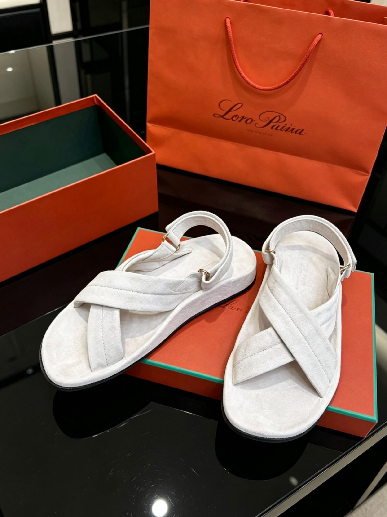 NO:876233,(Top version) Loro Piana (LP) 2026 new summer sandals, couple size 35-46, delivered in gift box, with their unique 'old money style' and ultimate comfort, they have become a 'relaxation' artifact in summer. You can wear them casually with an effortless sense of fashion. Delicate cashmere material, comfortable feet, soft soles, very comfortable, outstanding appearance, simple and classic style  Versatile and practical, as a pair of 'old money style' slippers, it can be matched with almost all summer clothes, whether it is paired with shorts, skirts or jeans, it can be easily managed. Matching sheep suede material, color is completely matching fabric: imported sheep lining: imported sheep Sole: rubber sole 35-45 (45-46), sandals, loro piana, loro  piana,sandals,slippers,skirts,shorts,jeans,sheep19860909（顶级版本）情侣款35-46配送礼品包装盒 Loro Piana(LP)2026夏季新款凉鞋,凭借其独特的'老钱风'和极致的舒适感 成为了夏日里的'松弛感'神器,随便一搭就能穿出不费力的时髦感.细腻羊绒材质,脚感舒适 鞋底柔软,非常舒服, 颜值出众,款式简约经典 百搭实用,作为一双'老钱风'拖鞋,它几乎可以搭配夏天所有的 服,无论是搭配短裤,裙子还是牛仔裤,都能轻松驾驭.对版羊反 绒材质 颜色完全对版 面料:进口羊猄 内里:进口羊猄 鞋底:橡胶底 35-45(45-46),凉鞋,loro piana,loro piana,sandals,slippers,skirts,shorts,jeans,sheep,Women's Shoes