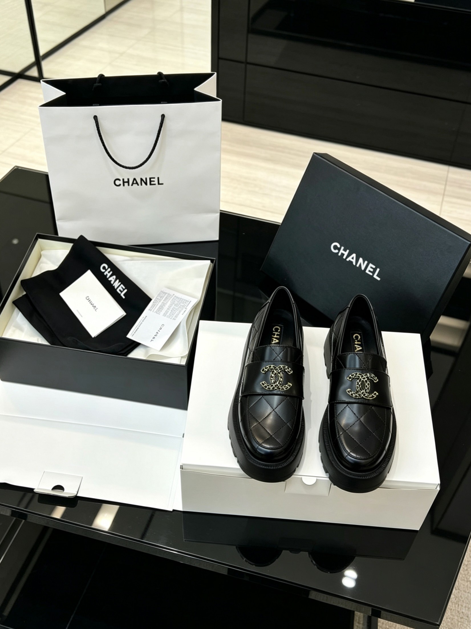 NO:876225,Chanel special gift box, certified top version of Xiaoxiangjia shoes 2026CHANE*｜, original purchase, 1:1 dismantling and re-engraving, a hit!  Xiaoxiang 2026b official website Chanel autumn and winter shoes, the new series of loafers are full of retro style. The delicate shoe shape is very pleasing to look at, the small round toe makes the feet thinner, and the upper feet give people a kind of retro feelings of the era. Shoes, European and American catwalk new styles, popular products look beautiful on the legs. 1 Original custom-made sheep oil leather original molded hardware buckle 2 Original sheepskin lining 3 Outsole: Original molded sole  4 The upper is made of electric embroidery and 5D electric embroidery technology. 5 The size is 35-40 (40-41 is custom-made and cannot be returned or exchanged), loafers, chanel, chanel, chanel, loafers, sheepskin19860909香奈专用礼盒 已认证顶级版小香家单鞋2026CHANE*｜,原版购入1比1拆解复刻大爆款！小香2026b官网香奈儿秋冬秋鞋单鞋,系列新品乐福鞋满满的复古风 秀气的鞋型 看着就很讨喜,小圆头 衬托脚也变得瘦瘦的,上脚给人就是一种年代的复古情怀鞋、欧美走秀新款,爆款产品穿起来美腿 1原版定制羊油皮原版开模五金扣 2原版羊皮内里 3大底:原版开模底 4鞋面采用电绣5d电绣工艺 5码数35-40（40-41 定做不退换）,乐福鞋,chanel,chanel,chanel,loafers,sheepskin,Women's Shoes