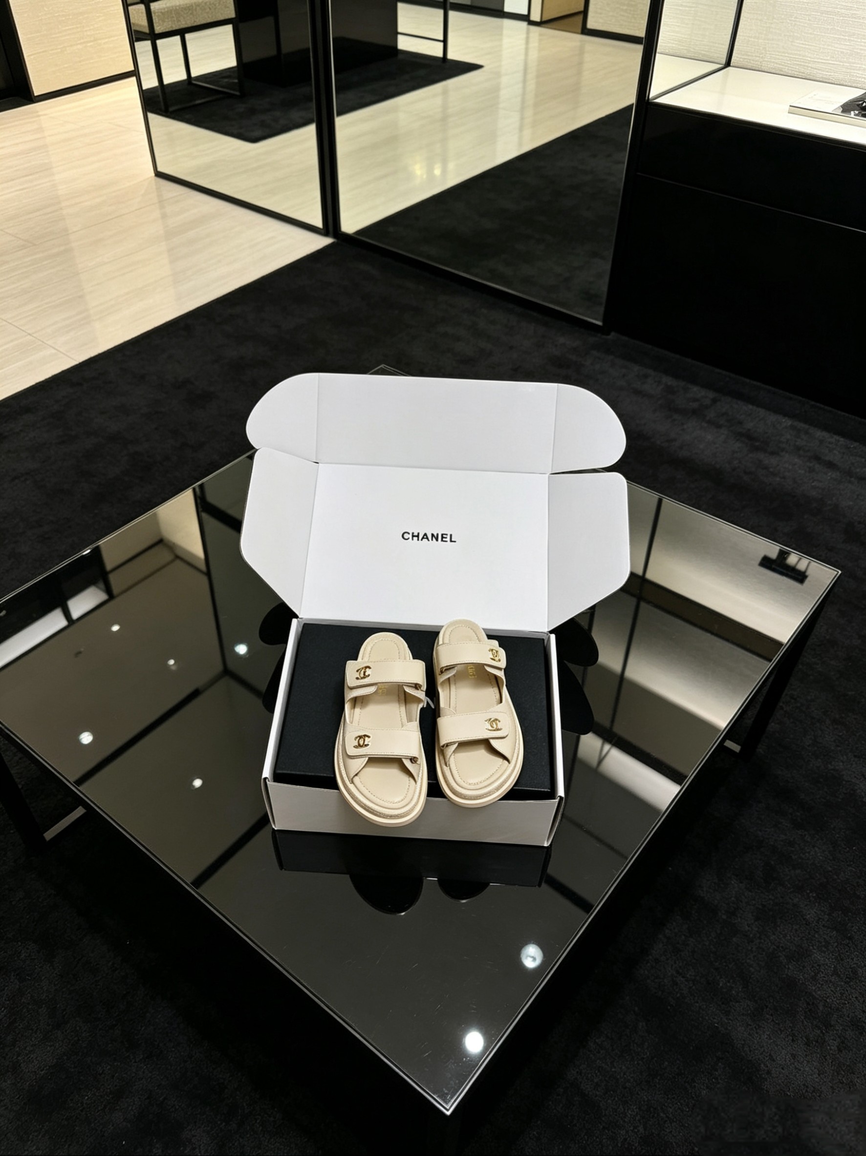 NO:876207,The top-end high-end can be packaged in a Chanel gift box. Chanel's classic double-C buckle rhombus leather woven shoes and slippers are reproduced 1:1 from the original version. Purchasing-grade CHANEL Velcro thick-soled sandals and slippers are newly released. The popular double-C Velcro beach shoes are developed and reproduced 1:1 from the original version!  The ultra-comfortable foot-feeling insole is made of 10mm thick sponge, which is soft and elastic and does not tire your feet. It is easy to walk all day long. It is equipped with a non-slip rubber outsole, which is wear-resistant and stable, and has a sense of shock absorption when walking!  The upper is made of cowhide, with fine texture and exquisite double C hardware details. Double Velcro design, easy to put on and take off, good packaging. Classic black and white, versatile and casual, suitable for daily commuting and vacations. Size 35-41 (40/41/42 custom-made and non-returnable). Sandals 260 half support, slippers and sandals, chanel, chanel, sandals, slippers, cowhide19860909顶级高端可配香奈礼盒包装Chanel 经典双c扣菱格牛皮编织单鞋拖鞋原版复刻1:1 代购级CHANEL香奈儿魔术贴厚底凉鞋拖鞋上新 专柜爆款双C魔术贴沙滩鞋,原版开发1:1复刻！ 超舒适脚感鞋垫足足10mm加厚海绵,软弹不累脚,暴走一整天都轻松；搭配防滑橡胶大底,耐磨又稳当,走路自带减震感！ 鞋面头层牛皮打造,质感细腻,双C五金细节精致 设计双魔术贴设计,穿脱方便,包裹性好 黑白经典两色,百搭休闲,日常通勤、度假出游都合适 码数35-41（40/41/42 定做不退换） 凉鞋260半托,拖鞋凉鞋,chanel,chanel,sandals,slippers,cowhide,Women's Shoes