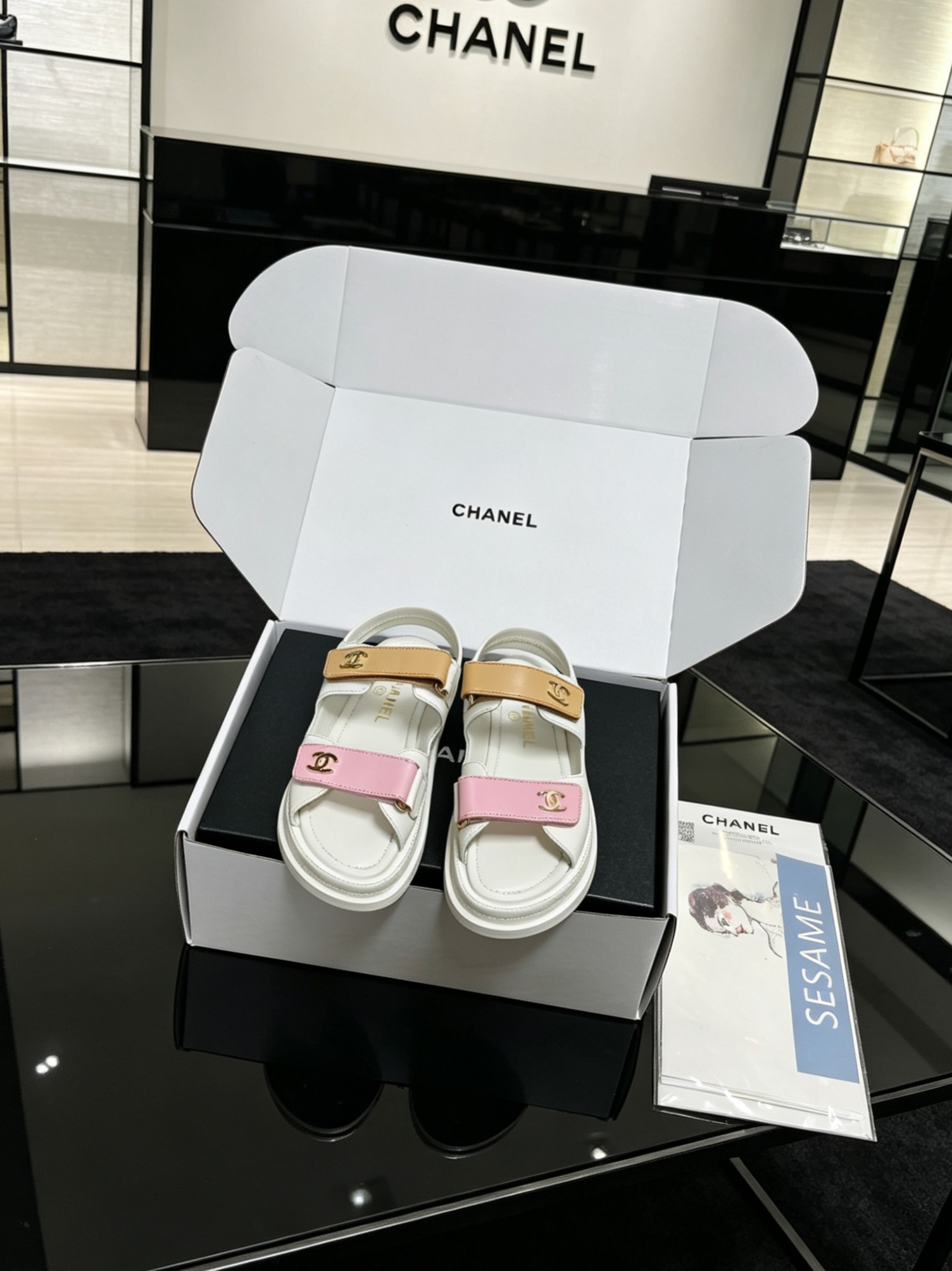 NO:876216,The top-end high-end can be packaged in a Chanel gift box. Chanel's classic double-C buckle rhombus leather woven shoes and slippers are reproduced 1:1 from the original version. Purchasing-grade CHANEL Velcro thick-soled sandals and slippers are newly released. The popular double-C Velcro beach shoes are developed and reproduced 1:1 from the original version!  The ultra-comfortable foot-feeling insole is made of 10mm thick sponge, which is soft and elastic and does not tire your feet. It is easy to walk all day long. It is equipped with a non-slip rubber outsole, which is wear-resistant and stable, and has a sense of shock absorption when walking!  The upper is made of cowhide, with fine texture and exquisite double C hardware details. Double Velcro design, easy to put on and take off, good packaging. Classic black and white, versatile and casual, suitable for daily commuting and vacations. Size 35-41 (40/41/42 custom-made and non-returnable). Sandals 260 half support, slippers and sandals, chanel, chanel, sandals, slippers, cowhide19860909顶级高端可配香奈礼盒包装Chanel 经典双c扣菱格牛皮编织单鞋拖鞋原版复刻1:1 代购级CHANEL香奈儿魔术贴厚底凉鞋拖鞋上新 专柜爆款双C魔术贴沙滩鞋,原版开发1:1复刻！ 超舒适脚感鞋垫足足10mm加厚海绵,软弹不累脚,暴走一整天都轻松；搭配防滑橡胶大底,耐磨又稳当,走路自带减震感！ 鞋面头层牛皮打造,质感细腻,双C五金细节精致 设计双魔术贴设计,穿脱方便,包裹性好 黑白经典两色,百搭休闲,日常通勤、度假出游都合适 码数35-41（40/41/42 定做不退换） 凉鞋260半托,拖鞋凉鞋,chanel,chanel,sandals,slippers,cowhide,Women's Shoes