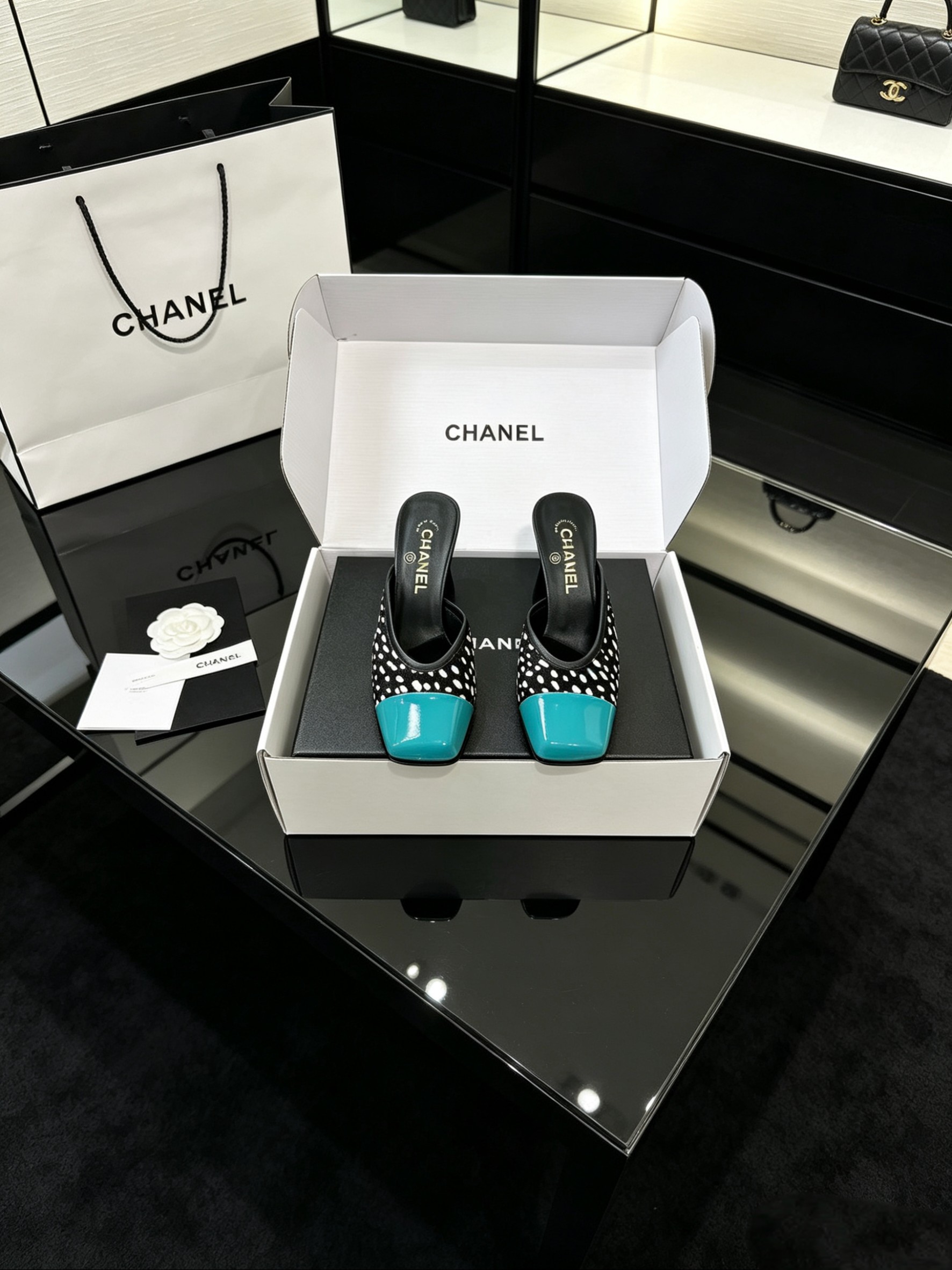 NO:876198,Purchasing agency grade Chanel special gift box packaging CHANEL Chanel 26ss spring and summer show style back empty sandals. The golden flowing line high-heeled sandals were planted at the first sight. Shoes with Latin dance characteristics, noble and elegant!  The upper is made of imported sheepskin + spots + horse hair + patent leather. The lining is tiptoe silk sheepskin. The foot feels super comfortable. The leather is very soft and skin-friendly. Italian imported genuine leather outsole. Fabric: imported sheepskin + spots + horse hair + patent leather. Lining: imported sheepskin. Sole: genuine leather outsole imported from Italy. Heel: genuine leather fabric heel, height 8cm. Size 35-41 (40 41).  42 customized), half-slip high heels, chanel, chanel, sandals, high heels, sheepskin, Leather soles19860909代购级配香奈专用礼盒包装 CHANEL 香奈儿 26ss 春夏秀款 后空 凉鞋 第一眼看上就被种草了金色流动线条高跟凉鞋,极具拉丁舞特色的鞋子,高贵典雅！ 鞋面采用进口羊皮+斑点+ 马毛+漆皮 内里踮脚丝绸羊皮 脚感超级舒服 皮料非常柔软亲肤 意大利进口真皮大底 面料:进口羊皮+斑点 马毛+漆皮 内里:进口羊皮 鞋底:意大利进口真皮大底 鞋跟:真皮面料包跟,高8cm Size35-41（40 41 42定制）,半拖高跟鞋,chanel,chanel,sandals,high heels,sheepskin,Leather soles,Women's Shoes