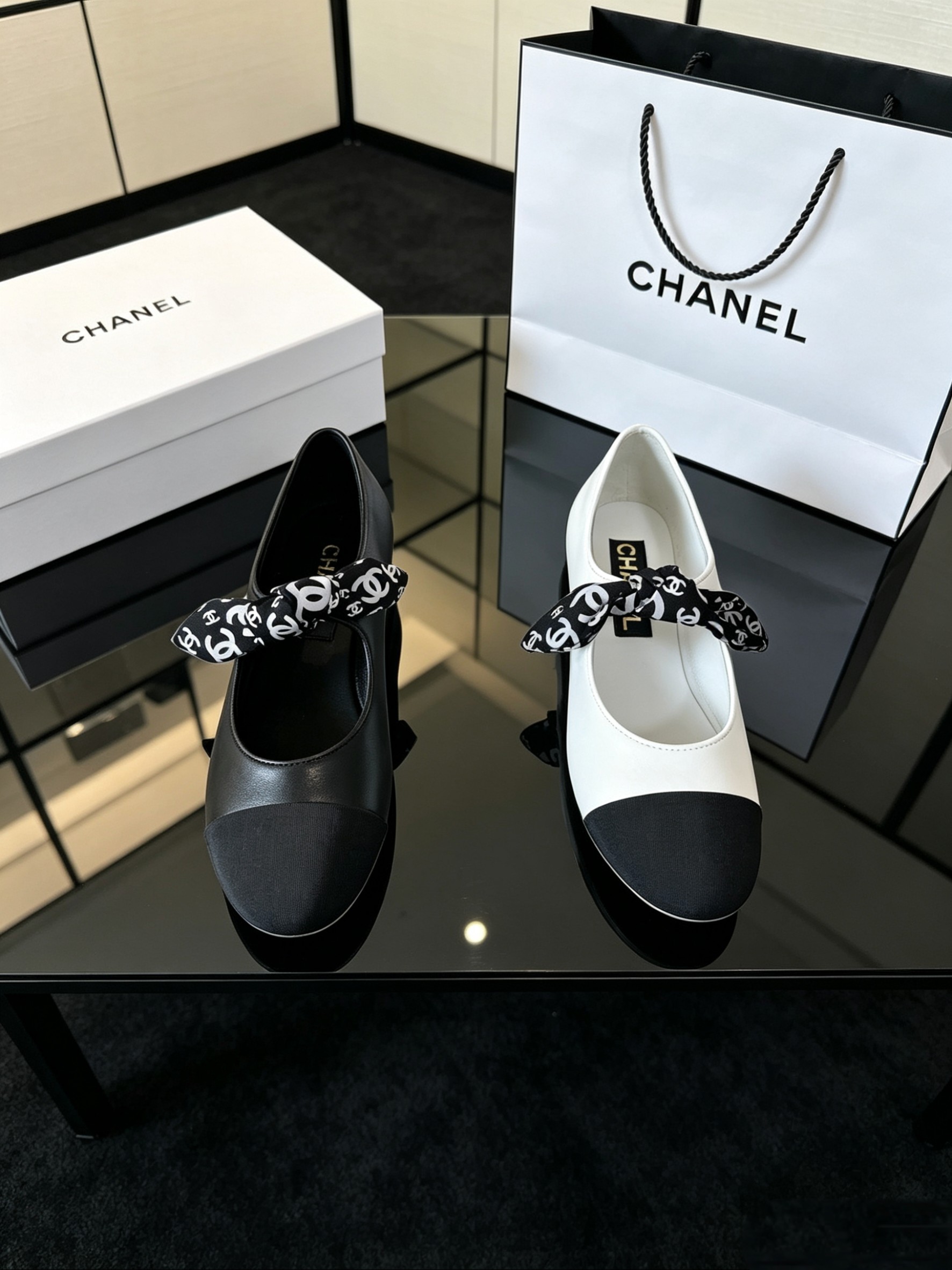 NO:927487,Purchasing agent grade, the official website has been certified with airplane gift box packaging, Xiaoxiang 26A, the latest model from the official website, Mary Jane, counter quality, all materials are customized according to the original version!  Purchase authentic products developed. Fabric: Original customized leather sheepskin. Original customized sheepskin for foot pads. Sole genuine leather outsole imported from Italy. Size: 35-41 (40.41. Customization is non-refundable), single shoes, mary jane, sheepskin, Leather soles.19860909代购级 官网已认证配飞机盒礼盒包装 小香26A 官网最新款 玛丽珍 专柜品质 所有材质都根据原版定制！购入正品开发 面料: 原版定制皮料羊皮 垫脚原版定制羊皮 鞋底意大利进口真皮大底 Size: 35-41（40.41.定制不退换）,单鞋,mary jane,sheepskin,Leather soles,Women's Shoes