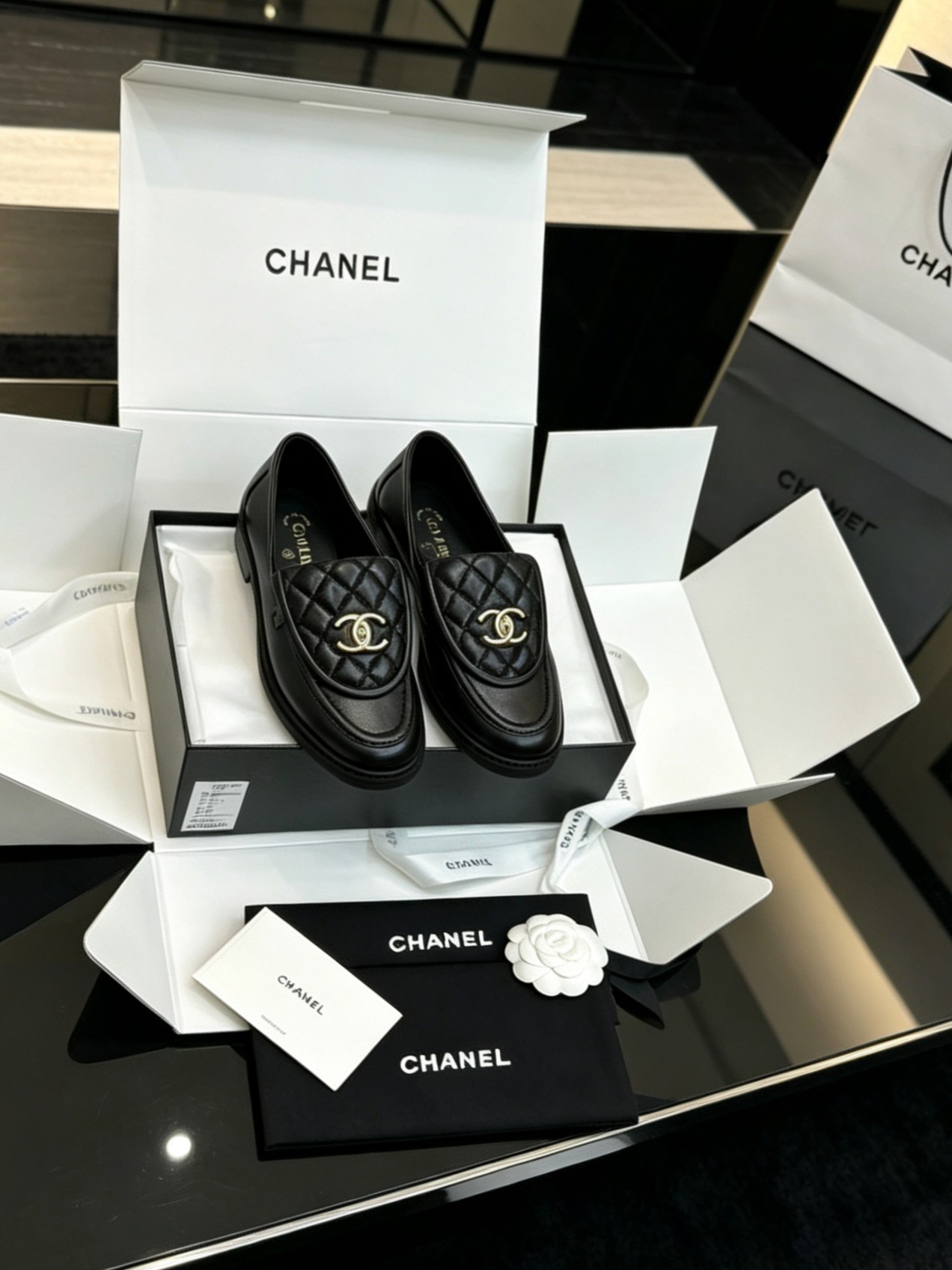 NO:927453,Comes with a special gift box. Chanel's top version of vintage rhombus. Classic retro sheepskin loafers delivered in a special airplane box. Upper rhombus design ~ Retro shoe shape ~ Very fragrant to grandma's house ~ Comfortable on the feet ~ Versatility for commuting ~ Wear barefoot or with mid-calf socks. With skirts and trousers, it is invincible and beautiful ~ Full of high-end feel ~ Super durable fabrics imported cowhide, butter leather, sheepskin, specific sheepskin, mixed sheepskin lining, soft, sweat-absorbent and breathable  Exclusive original 1:1 mold development ~ Long-lasting and non-softening Italian imported genuine leather outsole Size 35-39 (40/41/2 customized, non-returnable) Airplane box, loafers, chanel, loafers, skirts, cowhide, sheepskin, Leather soles19860909配专用礼盒 香奈儿 顶级版中古菱格 经典复古羊皮乐福鞋配送专用飞机盒 鞋面菱格设计～复古的鞋型～超有香奶奶家的调调～上脚舒服～通勤百搭～光脚穿或搭配中筒袜 配裙子 裤子 都是无敌美～满满高级感～超级耐看面料进口牛皮,牛油皮,羊皮 特定羊皮 混种羊皮内里 柔软吸汗透气 独家原版1:1开模开发 ～持久不软化 意大利进口真皮大底 Size35-39（40/41/2定做不退换） 飞机盒,乐福鞋,chanel,loafers,skirts,cowhide,sheepskin,Leather soles,Women's Shoes