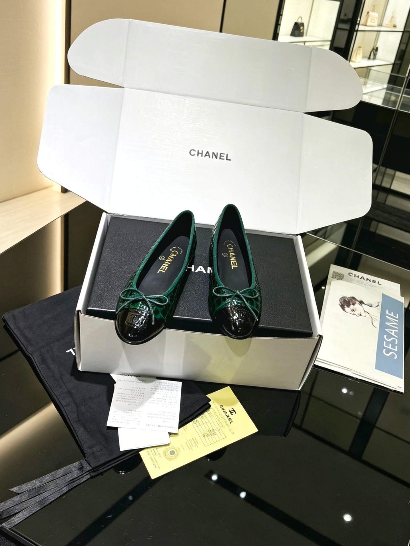 NO:927520,[On sale now] Comes with special Chanel gift box packaging *26 counter [authentic grade] version!  !  The stone pattern is grainy and full. 26ss spring and summer new Chanel Chanel small pointed toe double color block high-heeled sandals classic double C buckle high-heeled shoes upper sheepskin lining foot pad sheepskin sole Italian leather outsole size 35-39 (40.41.42 large size custom-made, sandals, chanel, chanel, sandals, high heels, sheepskin, Leather soles19860909【现货发售】配专用香奈儿礼盒包装 *26 专柜【正品级】版本！！ 石头纹颗粒感饱满. 26ss春夏新款Chanel香奈儿 小香尖头双拼色后空高跟凉鞋经典双C扣高跟鞋 鞋面羊皮 内里垫脚羊皮 鞋底意大利真皮大底 码数35-39（40.41.42大码定做,凉鞋,chanel,chanel,sandals,high heels,sheepskin,Leather soles,Women's Shoes