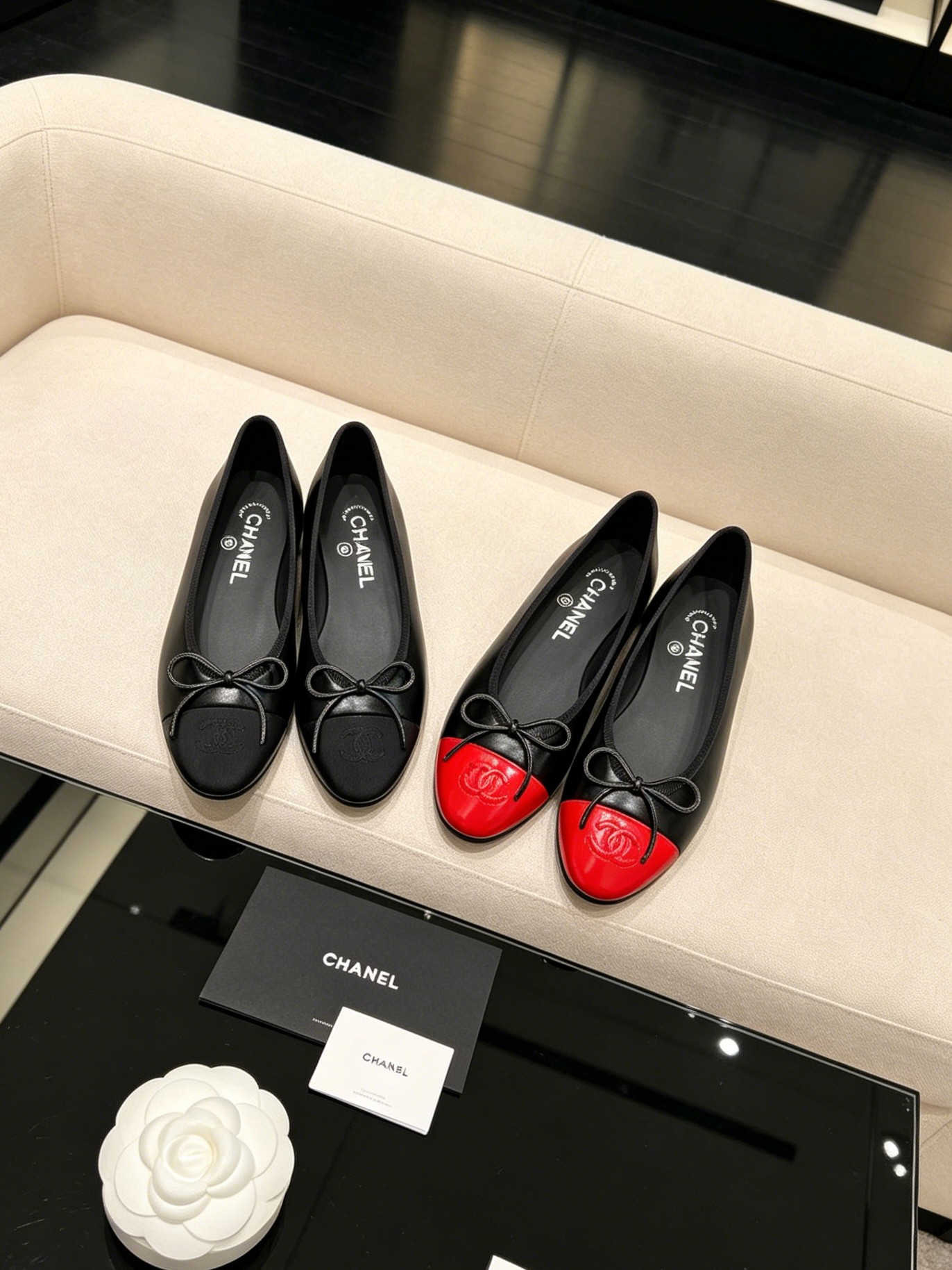 NO:927488,Specialized in Dongguan factory quality purchase and grade Chanel special gift box packaging CHANEL Chanel 26ss spring and summer show shoes, empty sandals, golden flowing line high-heeled sandals are planted at first sight, shoes with Latin dance characteristics, noble and elegant!  The upper is made of imported sheepskin and the lining is tiptoe silk sheepskin. The foot feels super comfortable. The leather is very soft and skin-friendly. Italian imported leather outsole. Fabric: imported sheepskin. Lining: imported sheepskin. Sole: Italian imported genuine leather outsole. Size35-41 (40 41 42 customized), ballet shoes, chanel, chanel, sandals, sheepskin, Leather soles.19860909专工东莞大厂品质代购级配香奈专用礼盒包装 CHANEL 香奈儿 26ss 春夏秀款单鞋 后空 凉鞋 第一眼看上就被种草了金色流动线条高跟凉鞋,极具拉丁舞特色的鞋子,高贵典雅！ 鞋面采用进口羊皮 内里踮脚丝绸羊皮 脚感超级舒服 皮料非常柔软亲肤 意大利进口真皮大底 面料:进口羊皮 内里:进口羊皮 鞋底:意大利进口真皮大底 Size35-41（40 41 42定制）,芭蕾舞鞋,chanel,chanel,sandals,sheepskin,Leather soles,Women's Shoes