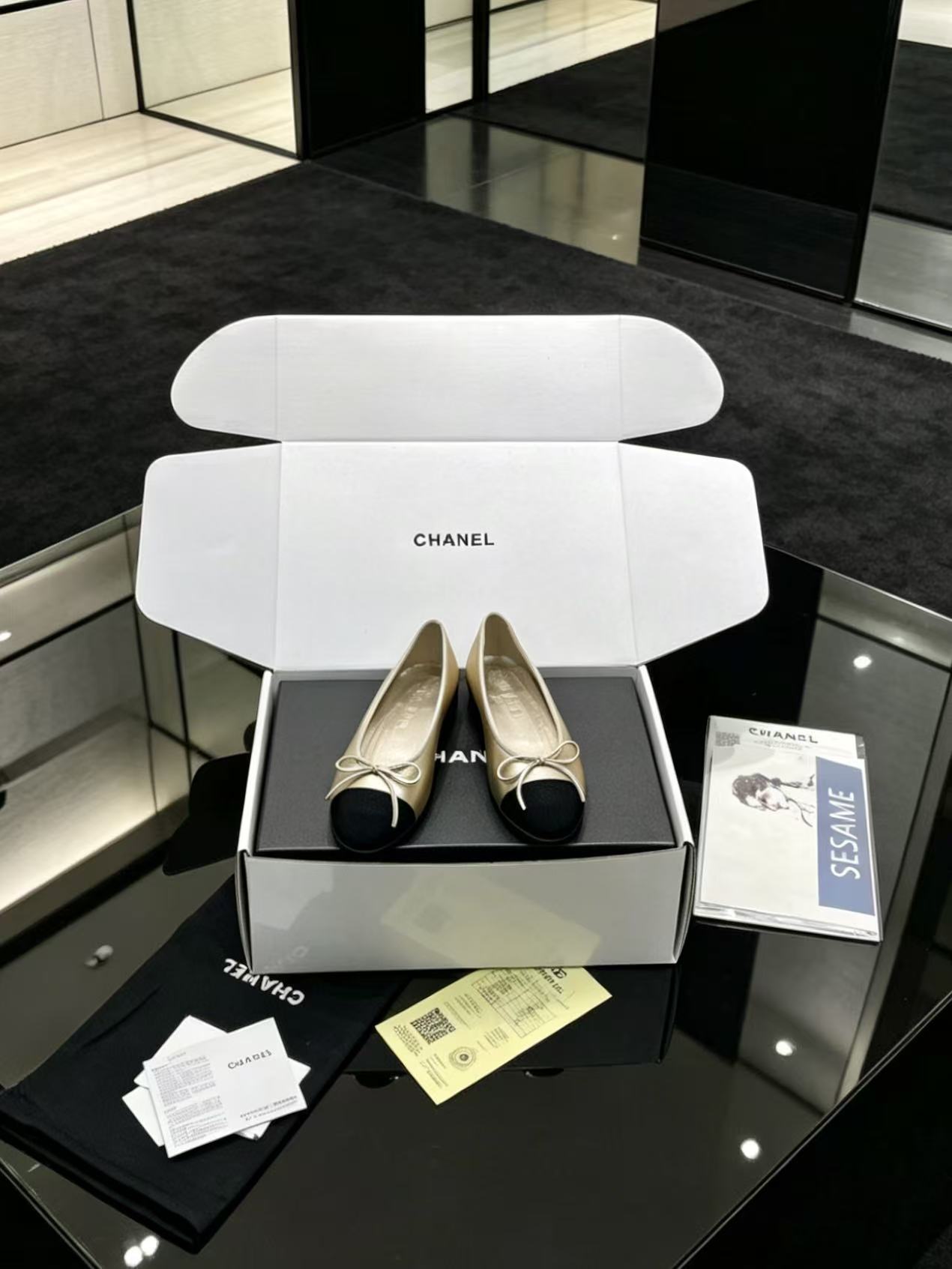 NO:927510,Exclusively for Dongguan major factories to purchase high-quality Chanel special gift box packaging CHANEL Chanel 26ss spring and summer show shoes, empty sandals, golden flowing line high-heeled sandals at first sight, shoes with Latin dance characteristics, noble and elegant!  The upper is made of imported sheepskin and the lining is tiptoe silk sheepskin. The foot feels super comfortable. The leather is very soft and skin-friendly. Italian imported leather outsole. Fabric: imported sheepskin. Lining: imported sheepskin. Sole: Italian imported genuine leather outsole. Size35-41 (40 41 42 customized), ballet shoes, chanel, chanel, sandals, sheepskin, Leather soles.19860909专供东莞大厂品质代购级配香奈专用礼盒包装 CHANEL 香奈儿 26ss 春夏秀款单鞋 后空 凉鞋 第一眼看上就被种草了金色流动线条高跟凉鞋,极具拉丁舞特色的鞋子,高贵典雅！ 鞋面采用进口羊皮 内里踮脚丝绸羊皮 脚感超级舒服 皮料非常柔软亲肤 意大利进口真皮大底 面料:进口羊皮 内里:进口羊皮 鞋底:意大利进口真皮大底 Size35-41（40 41 42定制）,芭蕾舞鞋,chanel,chanel,sandals,sheepskin,Leather soles,Women's Shoes