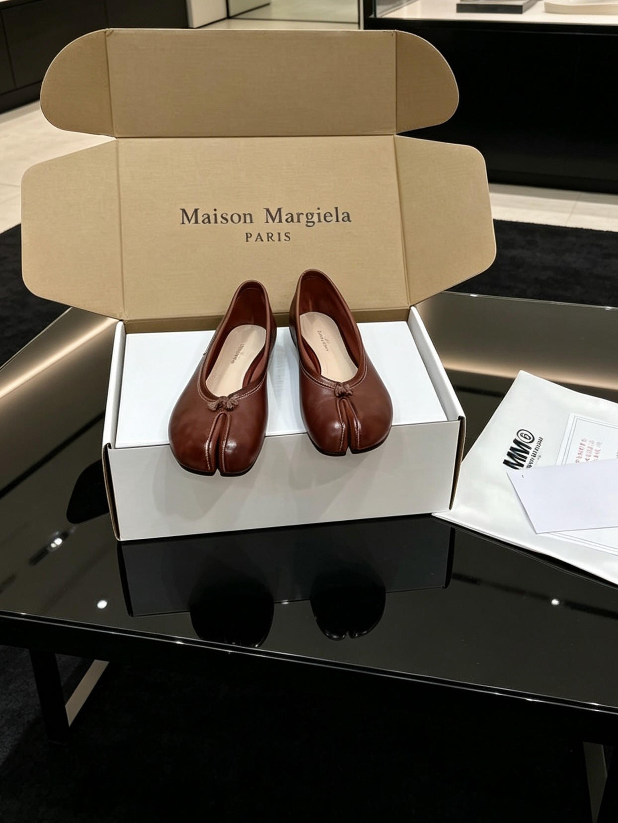 NO:927417,Top-quality washed top calfskin shoes are professionally supplied to Dongguan, Guangdong (Guan version). Pay attention to the special fabric washing process, the inner washing process, the insole washing, midsole washing, and the genuine leather outsole washing. After the washing process, the shoes will never fade and never wear feet. MM6 [Maison Magical] Maison Magical F028 2026ss spring and summer new product. The recently super popular Mary Jane flat shoes split-toe ballet shoes top version ~ Needless to say, comfort  It will definitely be very comfortable. The silhouette, unique leather and contrasting material collage are all MM6 Margiela, a feature worth looking forward to. These ballet shoes are made of imported high-grade calfskin fabric with very fine texture, cowhide lining/foot pads, MM6's unique split toe feature and logo. Italian imported genuine leather outsole, high heel and flat upper foot, which is absolutely amazing. Size: 35-39 (40 custom-made). Comes with original packaging, split toe shoes, masion.  margiela,masion margiela,mary jane,flats,cowhide,leather soles19860909顶级水洗顶级小牛皮单鞋专业供货广东东莞（莞版） 注意特色面料水洗工艺,内里水洗工艺,鞋垫水洗中底水洗,真皮大底水洗.经过水洗工艺处理以后,鞋子永不褪色,永不磨脚  MM6【Maison Magical】马吉拉F028 2026ss春夏新品最近超级火的玛丽珍平底鞋分趾芭蕾舞鞋 顶级版本~ 舒适度不用说 肯定会很舒服的 廓形 独具匠心的皮料和对比材质的拼贴均是 MM6 马吉拉,值得期待的特色 这款芭蕾舞鞋采用很有质感细腻的进口高级小牛皮面料,牛皮内里/垫脚mm6独有的分趾特色和logo 意大利进口真皮大底 跟高平底上脚简直绝绝子了 码数:35-39（40定做） 配原版一致包装,分趾鞋,masion margiela,masion margiela,mary jane,flats,cowhide,Leather soles,Women's Shoes
