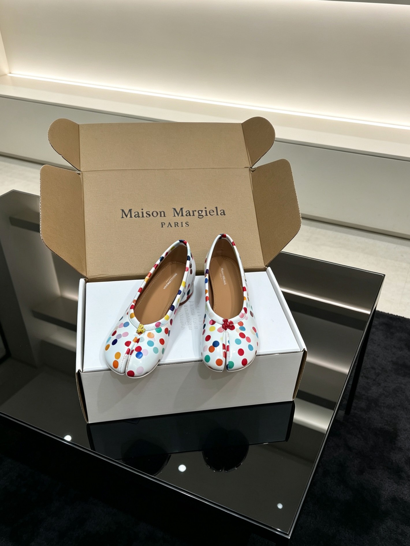 NO:927426,Top-grade sheepskin shoes are professionally supplied to Dongguan, Guangdong (Guan version). Pay attention to the special shoes that never fade and never wear your feet. MM6 [Maison Magical] Maison Magical F028 2026ss spring and summer new product. The recently super popular Mary Jane flats split-toe ballet shoes. Top version~ Needless to say, comfortable, they will definitely be very comfortable. The unique leather and contrasting material collage are all MM6 Magical features worth looking forward to.  These ballet shoes are made of imported high-grade sheepskin fabric with very fine texture, cowhide lining/foot pad, unique split-toe feature and logo, Italian imported genuine leather outsole, high heel and flat upper foot, which is absolutely perfect. Size: 35-39 (customized in 40). Comes with original packaging, split-toe shoes, masion margiela, masion margiela, mary jane, flats, cowhide, sheepskin, Leather soles19860909顶级羊皮单鞋专业供货广东东莞（莞版） 注意特色鞋子永不褪色,永不磨脚  MM6【Maison Magical】马吉拉F028 2026ss春夏新品最近超级火的玛丽珍平底鞋分趾芭蕾舞鞋 顶级版本~ 舒适度不用说 肯定会很舒服的 廓形 独具匠心的皮料和对比材质的拼贴均是 MM6 马吉拉,值得期待的特色 这款芭蕾舞鞋采用很有质感细腻的进口高级羊皮面料,牛皮内里/垫脚mm6独有的分趾特色和logo 意大利进口真皮大底 跟高平底上脚简直绝绝子了 码数:35-39（40定做） 配原版一致包装,分趾鞋,masion margiela,masion margiela,mary jane,flats,cowhide,sheepskin,Leather soles,Women's Shoes