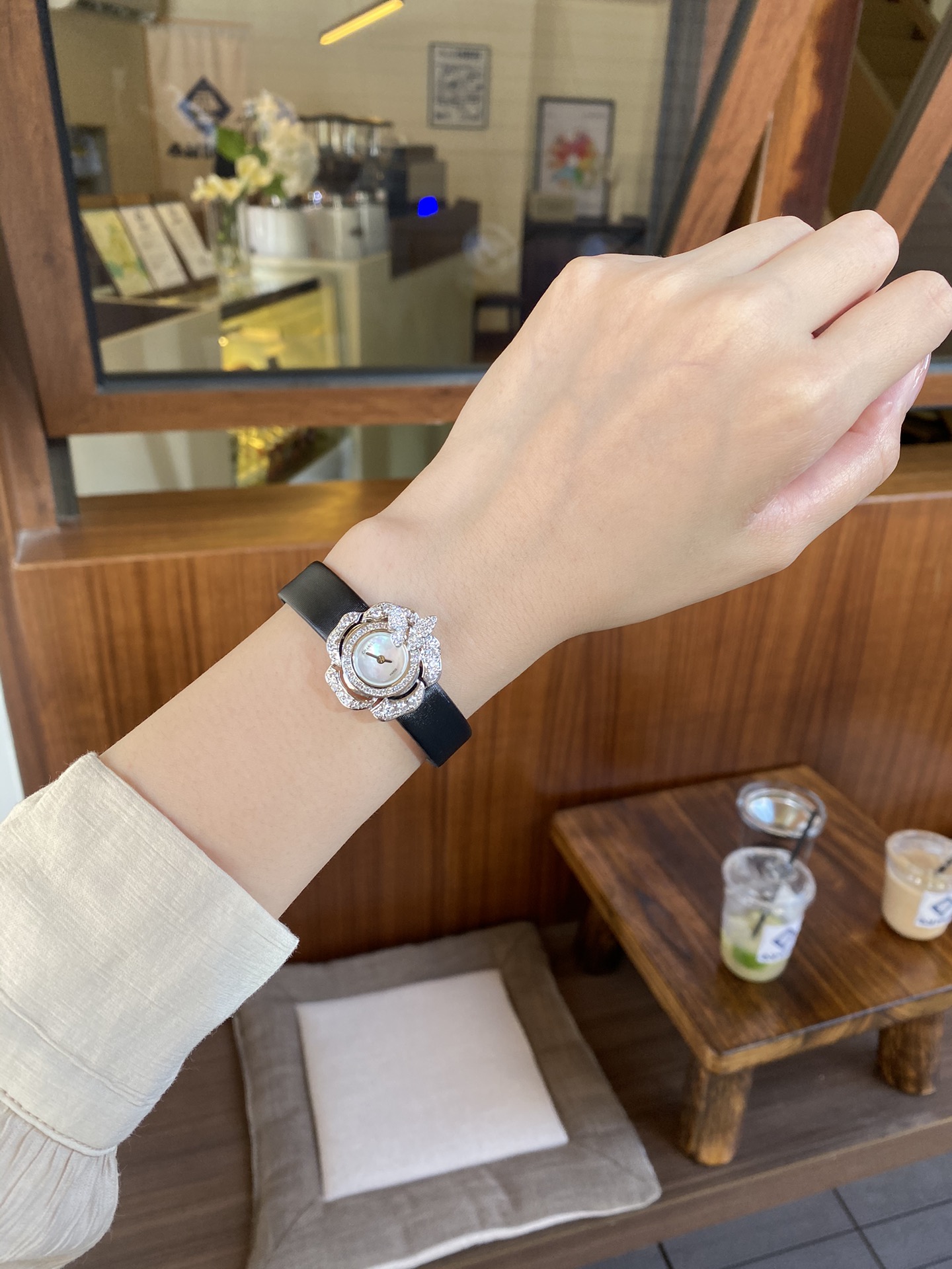 NO:144907,Brand CHANEL · Chanel Series Customized Jewelry Series Movement Switzerland 1042 Quartz Movement Literal Natural Shell Black Enamel Strap Fabric Silk Wire Fabric, Leather Bottom Single Discount Jewelry Cover Functional Hour and Minute Hands The production process has been modified by hundreds of times, and the designer team has changed the drawings and synchronized the size and number of diamonds with the counter after 36 months [Products made by craftsman spirit, shipped in small quantities], chanel, chanel19860909品牌CHANEL · 香奈儿 系列定制珠宝系列 机芯瑞士1042 石英机芯 字面天然贝壳 黑搪瓷 表带人造革织物绢丝面料,真皮底 扣子单折扣珠宝盖面 功能时针与分针 生产过程改过百次版,设计师团队经过36个月改图与专柜同步尺寸与钻的数量【工匠精神纯手工打造的产品,少量出货】,,chanel,chanel,Watch