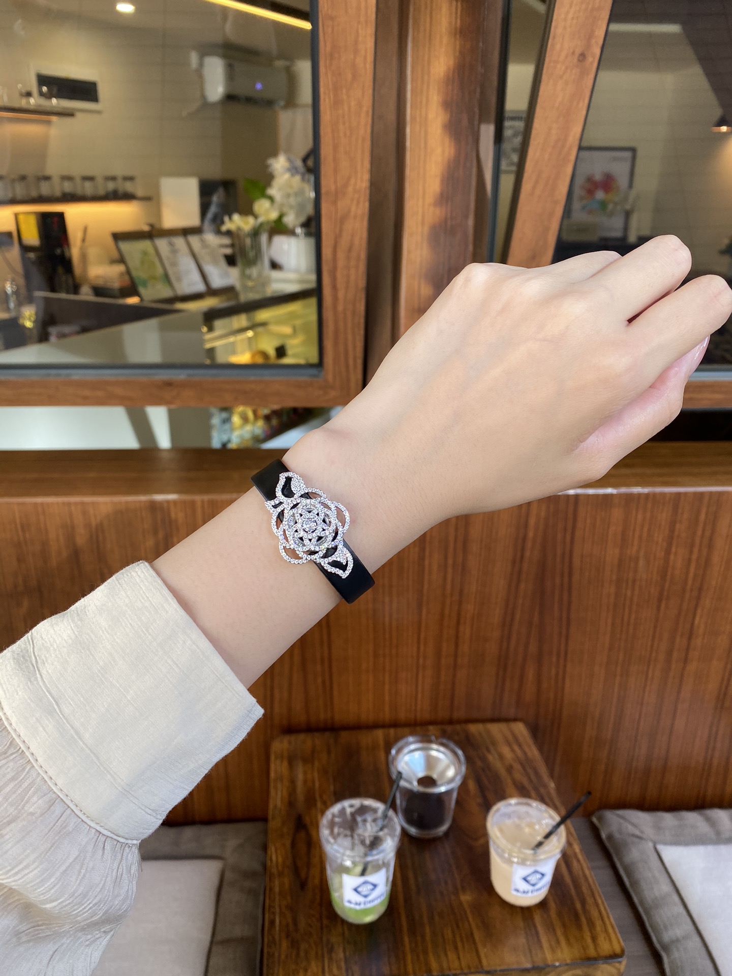 NO:144686,Brand CHANEL · Chanel Series Customized Jewelry Series Movement Switzerland 1042 Quartz Movement Literal Natural Shell Black Enamel Strap Fabric Silk Wire Fabric, Leather Bottom Single Discount Jewelry Cover Functional Hour and Minute Hands The production process has been modified by hundreds of times, and the designer team has changed the drawings and synchronized the size and number of diamonds with the counter after 36 months [Products made by craftsman spirit, shipped in small quantities], chanel, chanel19860909品牌CHANEL · 香奈儿 系列定制珠宝系列 机芯瑞士1042 石英机芯 字面天然贝壳 黑搪瓷 表带人造革织物绢丝面料,真皮底 扣子单折扣珠宝盖面 功能时针与分针 生产过程改过百次版,设计师团队经过36个月改图与专柜同步尺寸与钻的数量【工匠精神纯手工打造的产品,少量出货】,,chanel,chanel,Watch