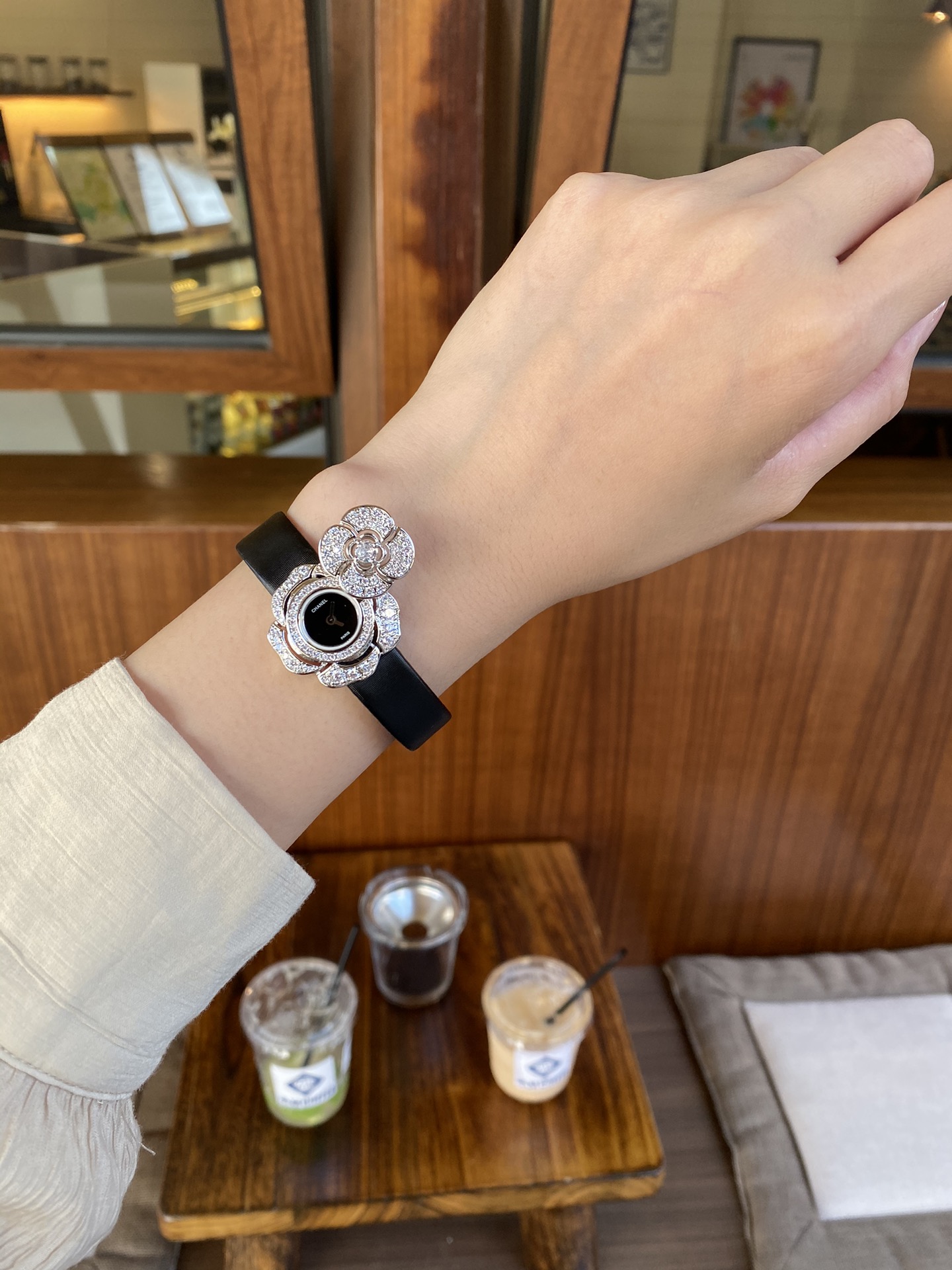 NO:143586,Brand CHANEL · Chanel Series Customized Jewelry Series Movement Switzerland 1042 Quartz Movement Literal Natural Shell Black Enamel Strap Fabric Silk Wire Fabric, Leather Bottom Single Discount Jewelry Cover Functional Hour and Minute Hands The production process has been modified by hundreds of times, and the designer team has changed the drawings and synchronized the size and number of diamonds with the counter after 36 months [Products made by craftsman spirit, shipped in small quantities], chanel, chanel19860909品牌CHANEL · 香奈儿 系列定制珠宝系列 机芯瑞士1042 石英机芯 字面天然贝壳 黑搪瓷 表带人造革织物绢丝面料,真皮底 扣子单折扣珠宝盖面 功能时针与分针 生产过程改过百次版,设计师团队经过36个月改图与专柜同步尺寸与钻的数量【工匠精神纯手工打造的产品,少量出货】,,chanel,chanel,Watch