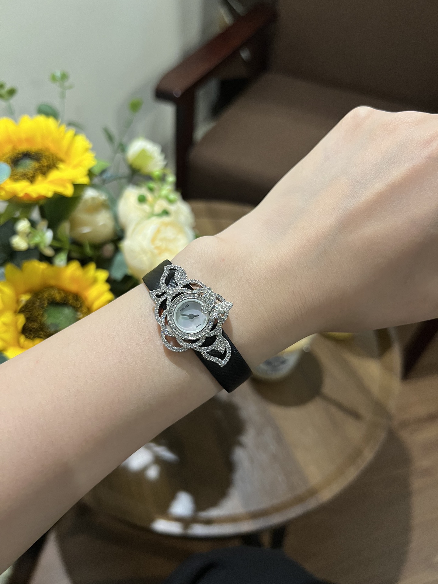 NO:143518,Brand CHANEL · Chanel Series Customized Jewelry Series Movement Switzerland 1042 Quartz Movement Literal Natural Shell Black Enamel Strap Fabric Silk Wire Fabric, Leather Bottom Single Discount Jewelry Cover Functional Hour and Minute Hands The production process has been modified by hundreds of times, and the designer team has changed the drawings and synchronized the size and number of diamonds with the counter after 36 months [Products made by craftsman spirit, shipped in small quantities], chanel, chanel19860909品牌CHANEL · 香奈儿 系列定制珠宝系列 机芯瑞士1042 石英机芯 字面天然贝壳 黑搪瓷 表带人造革织物绢丝面料,真皮底 扣子单折扣珠宝盖面 功能时针与分针 生产过程改过百次版,设计师团队经过36个月改图与专柜同步尺寸与钻的数量【工匠精神纯手工打造的产品,少量出货】,,chanel,chanel,Watch