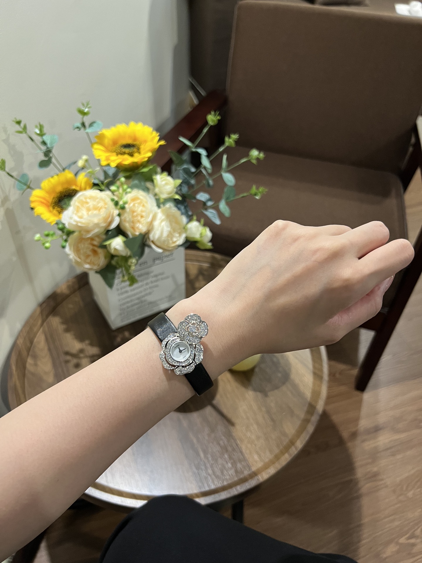 NO:144697,Brand CHANEL · Chanel Series Customized Jewelry Series Movement Switzerland 1042 Quartz Movement Literal Natural Shell Black Enamel Strap Fabric Silk Wire Fabric, Leather Bottom Single Discount Jewelry Cover Functional Hour and Minute Hands The production process has been modified by hundreds of times, and the designer team has changed the drawings and synchronized the size and number of diamonds with the counter after 36 months [Products made by craftsman spirit, shipped in small quantities], chanel, chanel19860909品牌CHANEL · 香奈儿 系列定制珠宝系列 机芯瑞士1042 石英机芯 字面天然贝壳 黑搪瓷 表带人造革织物绢丝面料,真皮底 扣子单折扣珠宝盖面 功能时针与分针 生产过程改过百次版,设计师团队经过36个月改图与专柜同步尺寸与钻的数量【工匠精神纯手工打造的产品,少量出货】,,chanel,chanel,Watch