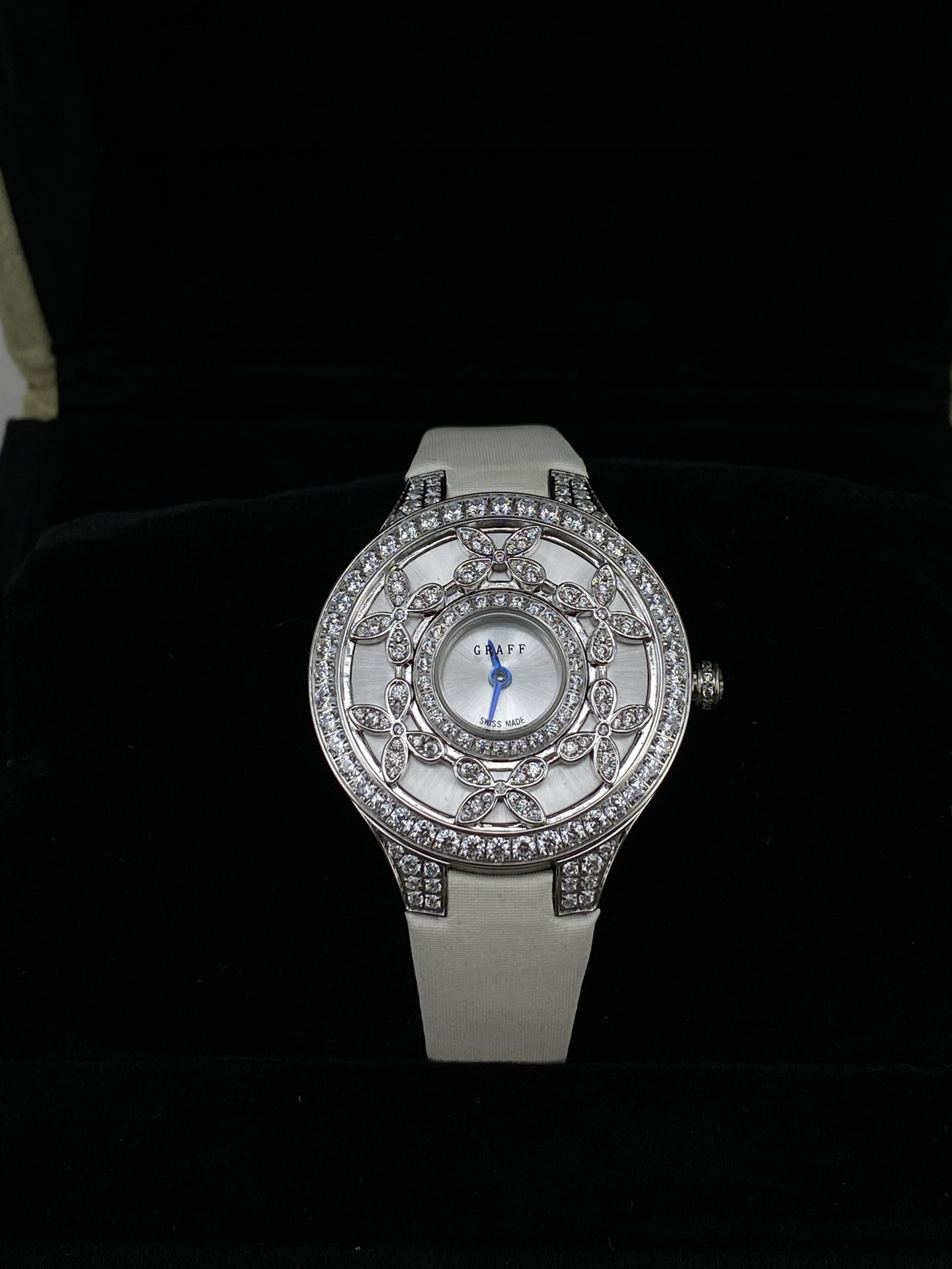 NO:687730,VCA Factory New Product Launch·New Watch Graff Adds New Member GRAFF-Graff (Top Crocodile Version) New Product Classic Butterfly Sapphire and Diamond Watch Swiss Quartz Movement Dial Diameter 33MM Classic  The Butterfly white gold diamond watch is inspired by the graceful butterflies that inspired Graff, using diamonds and sapphires to depict the charming beauty of the butterflies. The watch is equipped with a blue crocodile leather strap, with multiple diamond butterflies flying gracefully on the sapphire dial, and the cleverly inlaid pear-shaped and marquise-shaped diamonds delicately reproduce the harmonious and symmetrical outline of the butterfly wings. This Classic is made in Geneva, Switzerland, the capital of high-end watch craftsmanship.  The Butterfly watch is equipped with a pavé diamond clasp and a diamond-set crown for adjusting the time. The back of the watch is engraved with multiple butterflies, which is beautiful and moving. Buy the luxurious and dazzling Graff women's diamond watch, an exquisite timepiece made in Geneva that perfectly combines Swiss watchmaking craftsmanship and extraordinary diamond design.,,graff,crocodile skin19860909VCA Factory 新品上市·焕颜新表 格拉芙增加新成员 GRAFF-格拉芙（顶级鳄鱼版本） 新品 Classic Butterfly蓝宝石和钻石腕表 瑞士石英机芯 表盘直径 33MM Classic Butterfly白金钻石腕表以启迪格拉夫的优美蝴蝶为灵感,以美钻和蓝宝石刻画彩蝶的迷人美态.腕表配以蓝色鳄鱼皮表带,多只钻蝶在蓝宝石表盘上翩然飞舞,而巧妙镶嵌的梨形和马眼形美钻,则细腻重现蝶翼和谐对称的轮廓.这枚于高级腕表工艺之都瑞士日内瓦制造的Classic Butterfly腕表,配以密镶钻石表扣和用于调校时间的镶钻表冠,表背更镌刻多只蝴蝶,美态动人. 选购奢华耀眼的格拉夫女装钻石腕表,于日内瓦制造的精巧时计,完美结合瑞士制表工艺与非凡钻石设计.,,graff,crocodile skin,Watch