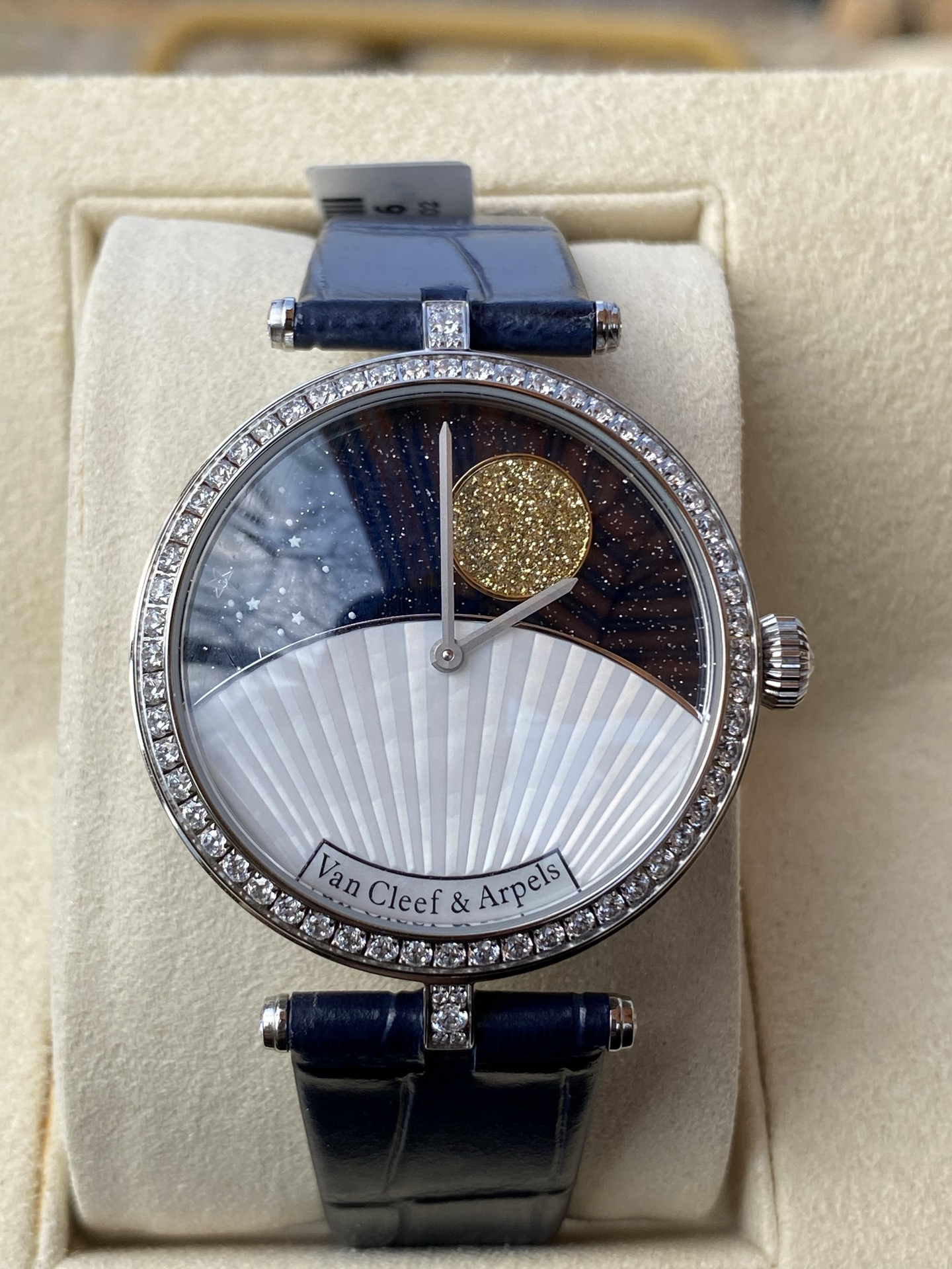 NO:725934,Van Cleef & Arpels poetic complication series VCARBKG00 Brand Van Cleef & Arpels poetic complication series Model VCARBKGOO Movement type Swiss quartz H24 Movement diameter 39 mm Dial color white Dial shape round Strap color blue Buckle type pin buckle Water resistance 30 meters,, van cleef19860909梵克雅宝诗意复杂功能系列VCARBKG00 品牌梵克雅宝 系列诗意复杂功能 型号VCARBKGOO 机芯类型瑞士石英H24 机芯表径39毫米 表盘颜色白色 表盘形状圆形 表带颜色蓝色 表扣类型针扣 防水性能30米,,van cleef,Watch