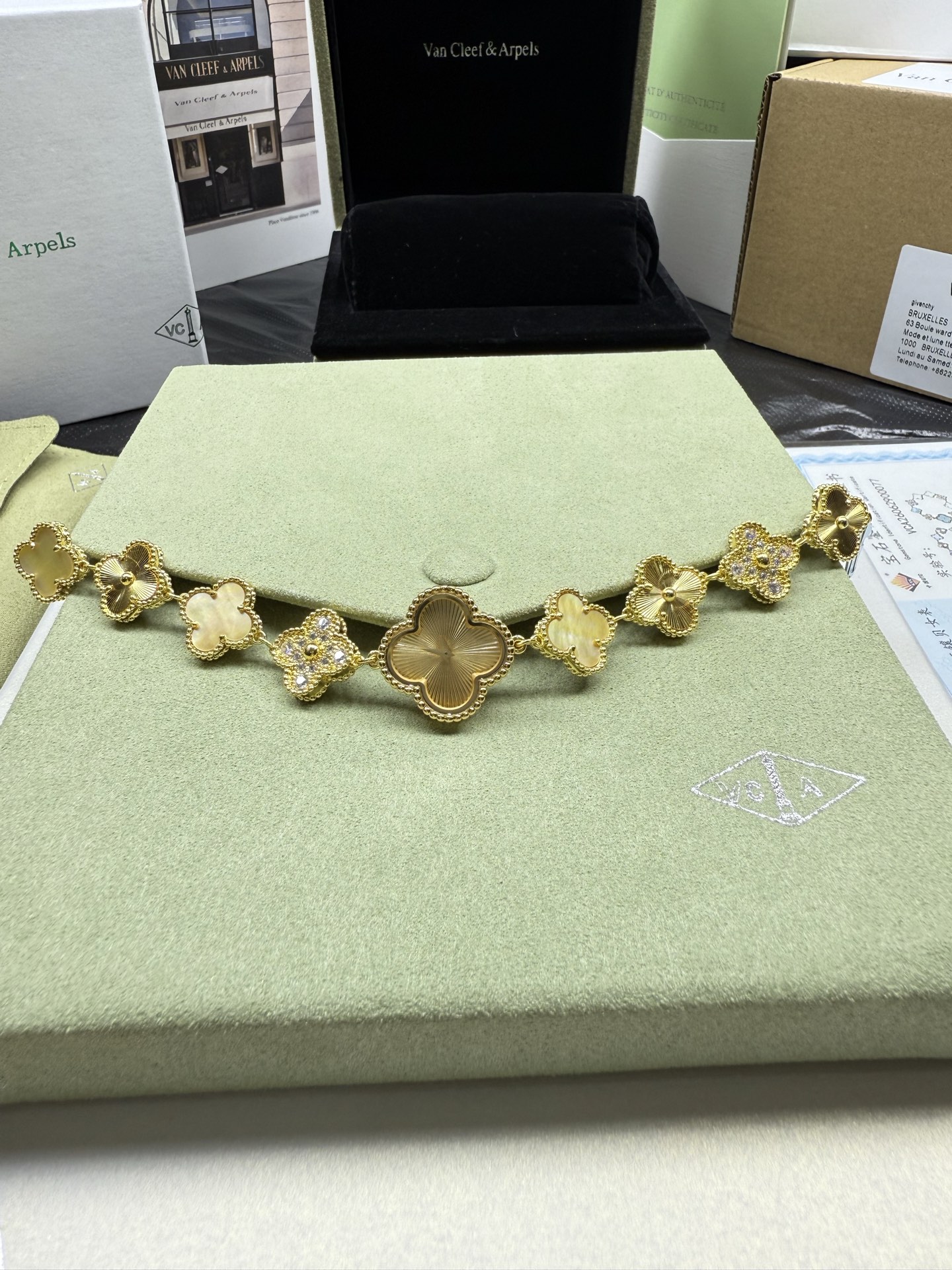 NO:946258,Brand Van Cleef & Arpels Van Cleef & Arpels exclusive version product series Sweet Alhambra four-leaf lucky series (Alhambra classic four-leaf clover series) Model VCARPBLZ00 Size Case size 22.7 × 22.7 mm, the whole is a multiple four-leaf clover series bracelet style Movement Swiss quartz movement, accurate travel time, worry-free daily wear  The material is blue agate, with the iconic bead edge edging process; the dial is guilloché gold dial, the core meaning is the Alhambra four-leaf clover symbol born in the year, the four leaves represent luck, health, wealth, love, stuart weitzman, van cleef, bracelet, gold19860909品牌Van Cleef & Arpels 梵克雅宝 独家对版产品 系列Sweet Alhambra 四叶幸运系列（Alhambra经典四叶草系列） 型号VCARPBLZ00 尺寸表壳尺寸 22.7 × 22.7 mm,整体为多枚四叶草串联手链款式 机芯瑞士石英机芯,走时精准,日常佩戴省心 材质蓝玛瑙,标志性圆珠珠边镶边工艺；表盘为玑镂雕花黄金表盘 核心寓意年诞生的Alhambra四叶草符号,四片叶子分别代表幸运、健康、财富、爱慕,,stuart weitzman,van cleef,bracelet,gold,Watch