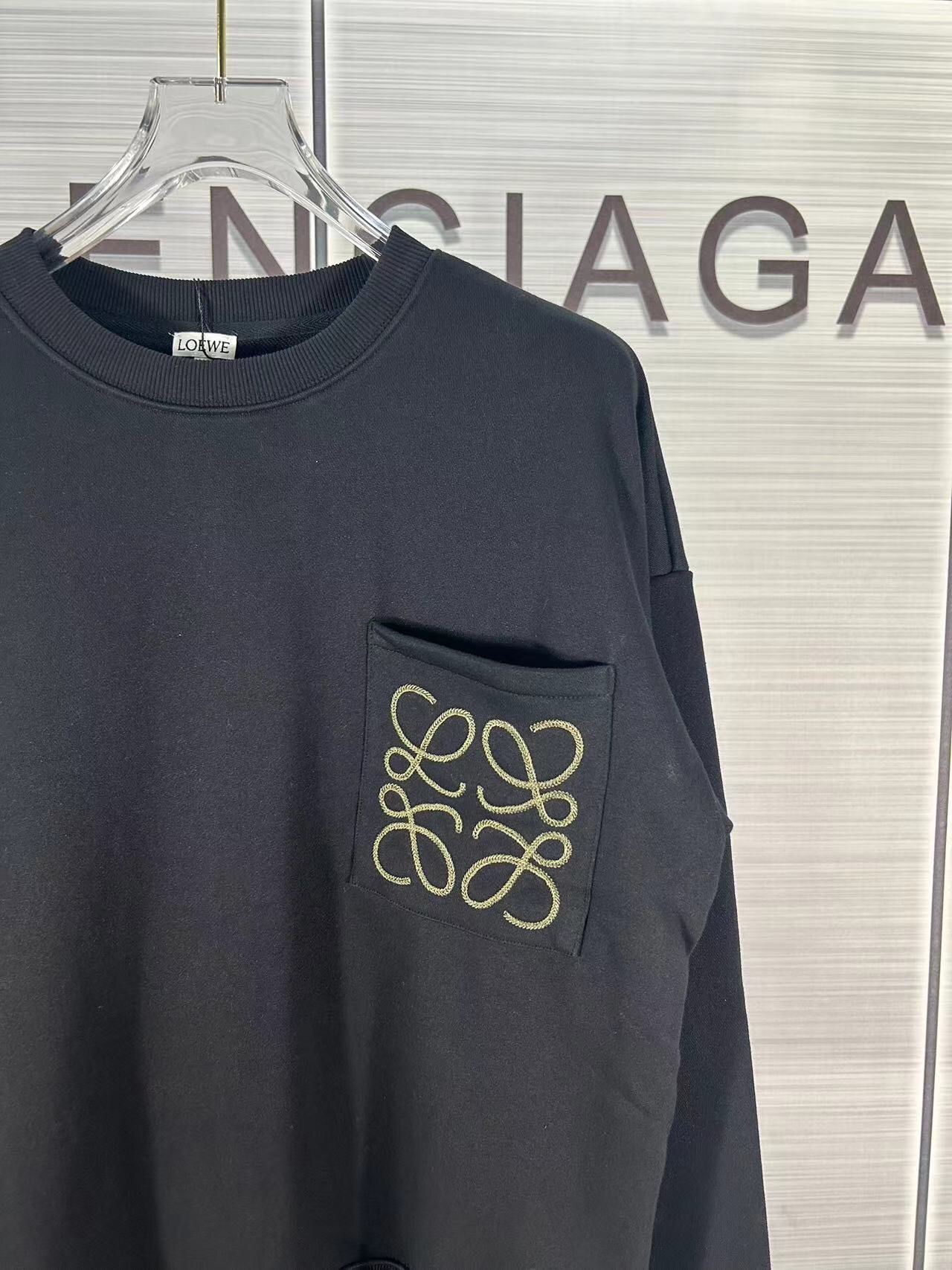 Lowe FW22 Collection: High-Mix Fur Jacket with Anagram Chest Bag - 图片 8