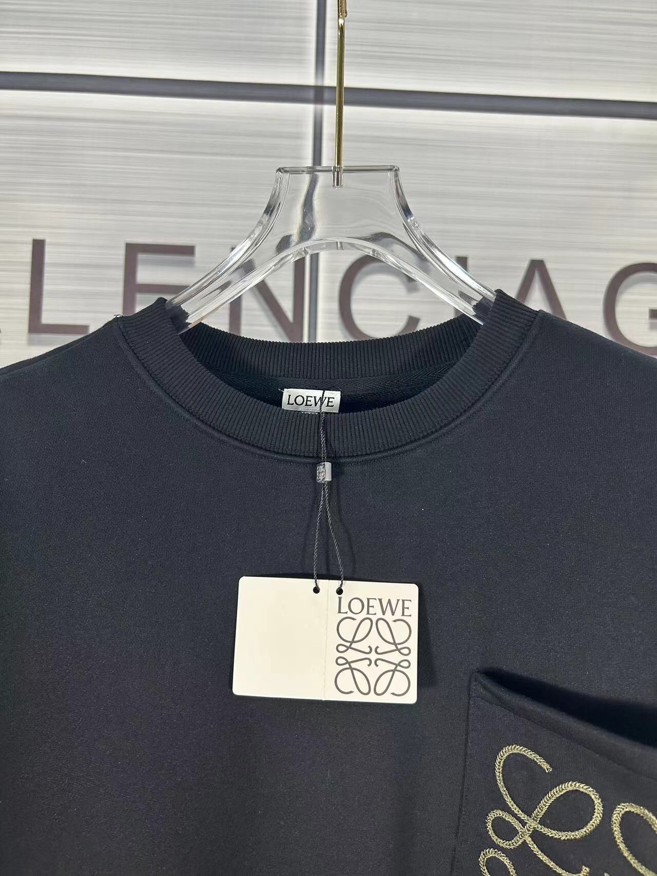 Lowe FW22 Collection: High-Mix Fur Jacket with Anagram Chest Bag - 图片 6