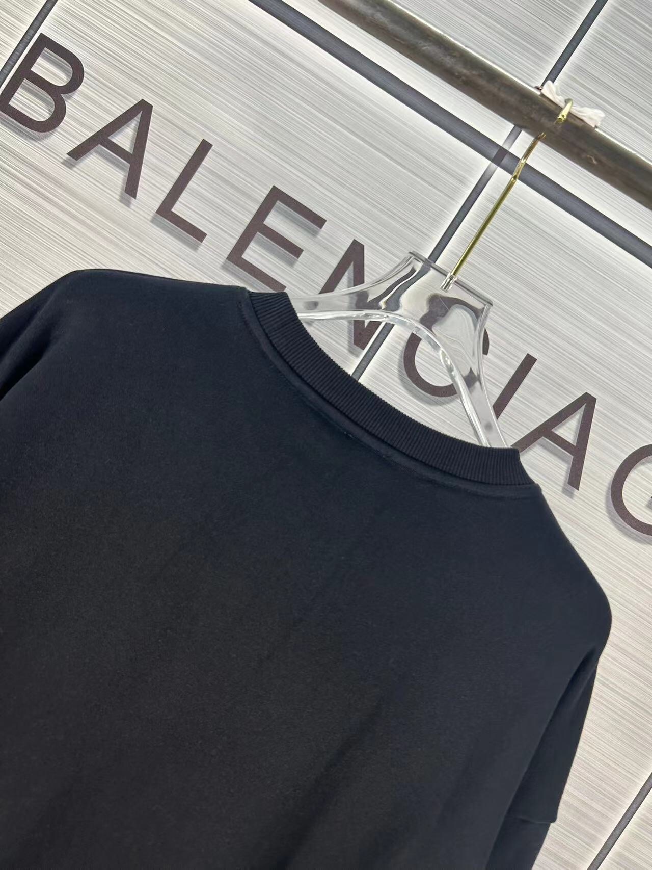 Lowe FW22 Collection: High-Mix Fur Jacket with Anagram Chest Bag - 图片 4