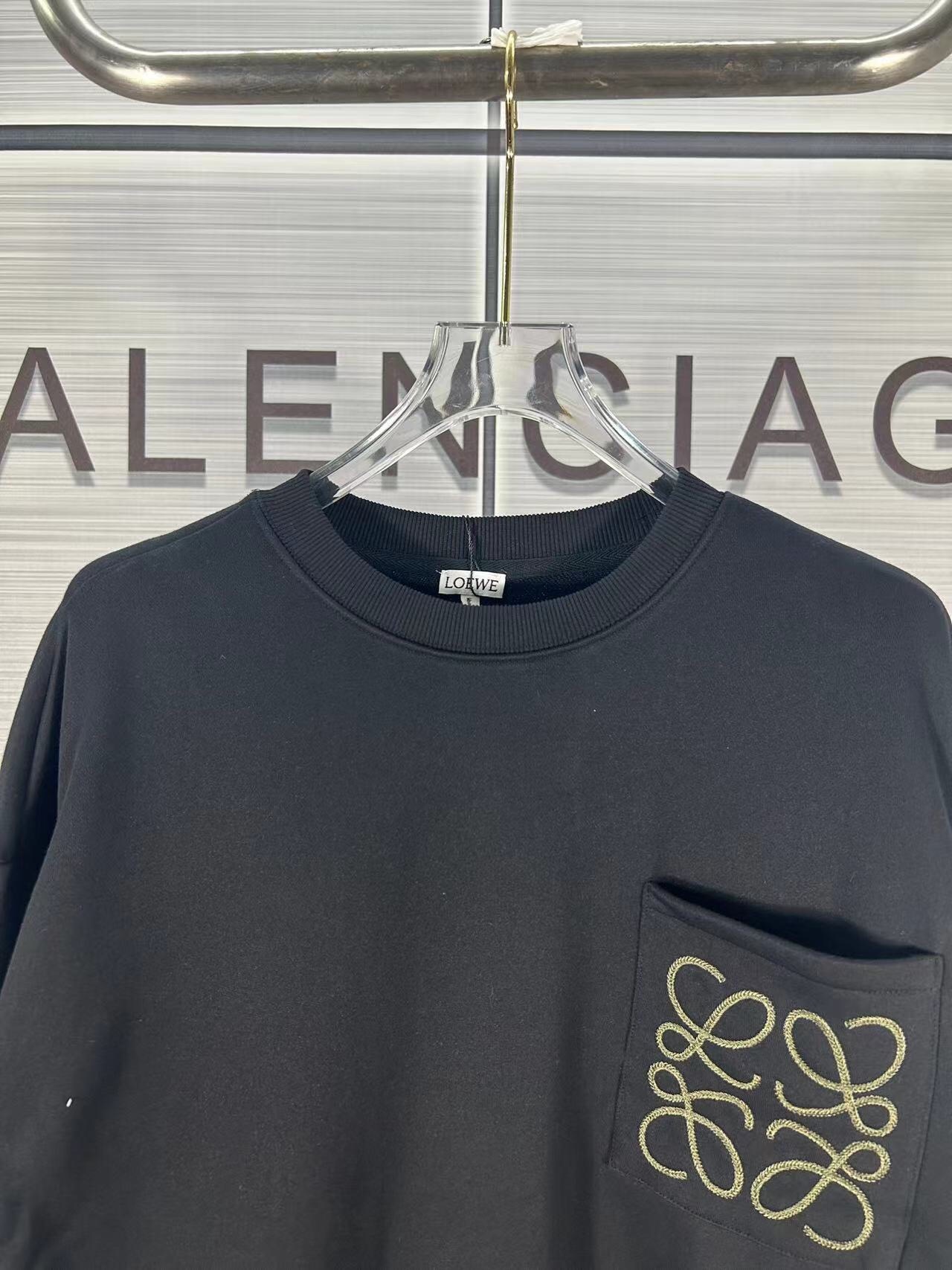 Lowe FW22 Collection: High-Mix Fur Jacket with Anagram Chest Bag - 图片 3