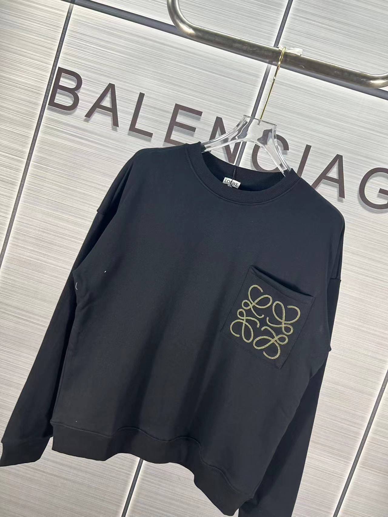 Lowe FW22 Collection: High-Mix Fur Jacket with Anagram Chest Bag - 图片 2