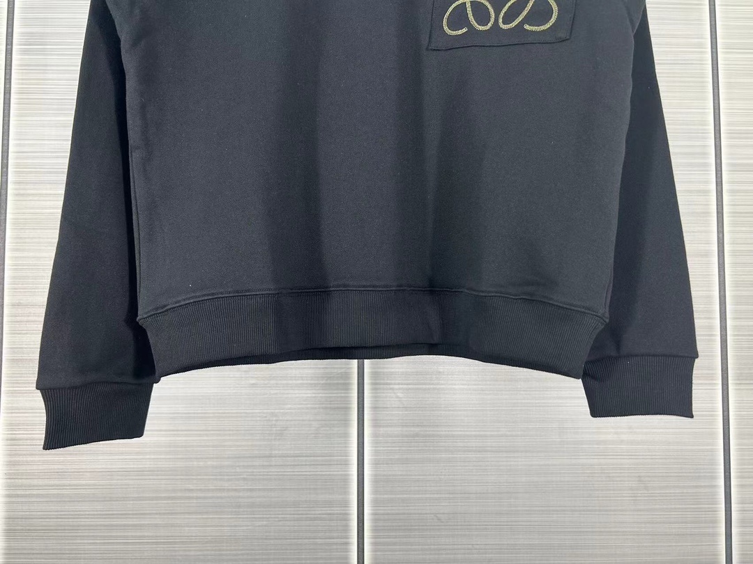 Lowe FW22 Collection: High-Mix Fur Jacket with Anagram Chest Bag - 图片 7