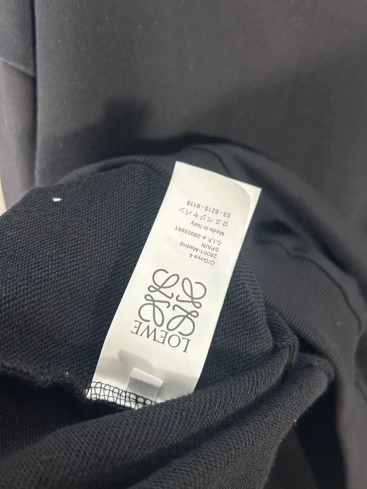 Lowe FW22 Collection: High-Mix Fur Jacket with Anagram Chest Bag - 图片 9