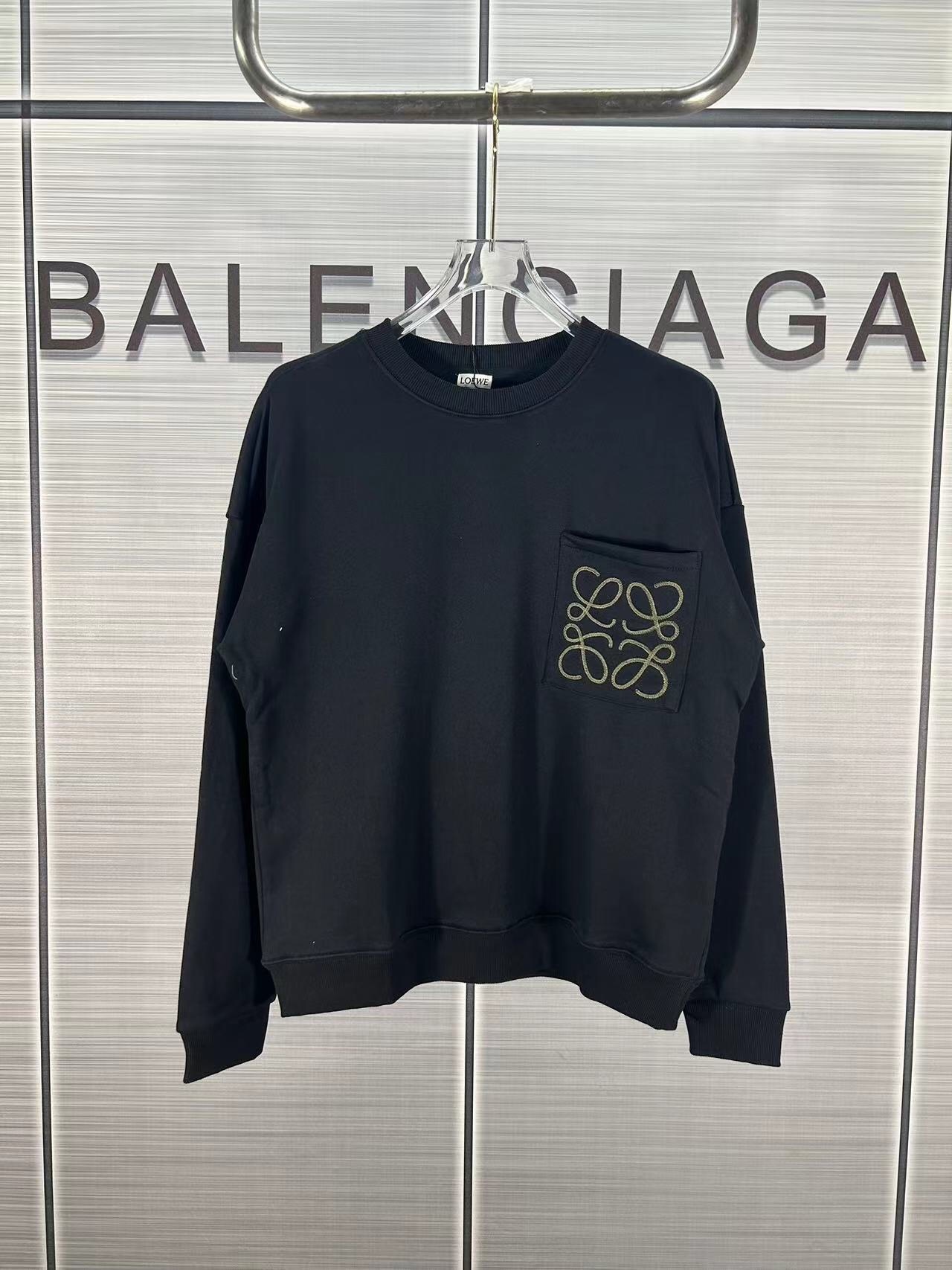 Lowe FW22 Collection: High-Mix Fur Jacket with Anagram Chest Bag - 图片 1