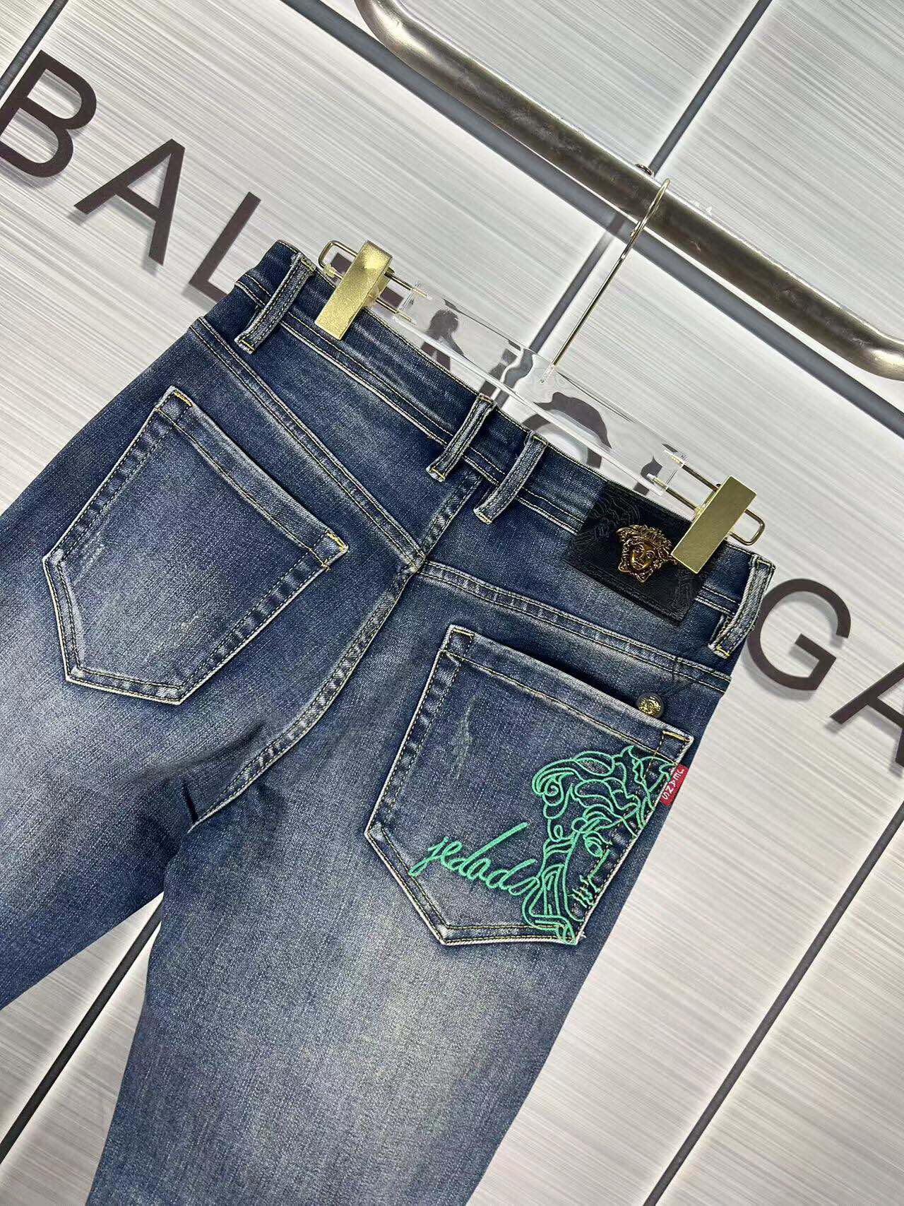 Versace 2024s Men’s Cotton-Coated Jeans: Modern Innovation in Classic Style - 图片 8
