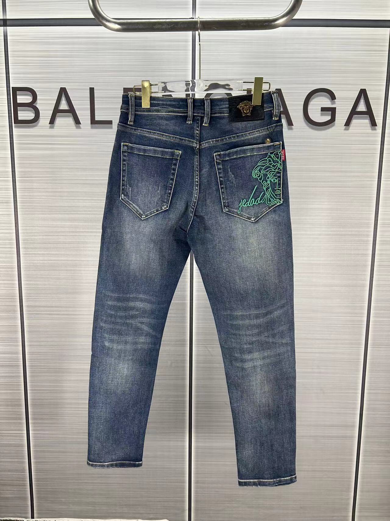 Versace 2024s Men’s Cotton-Coated Jeans: Modern Innovation in Classic Style - 图片 2