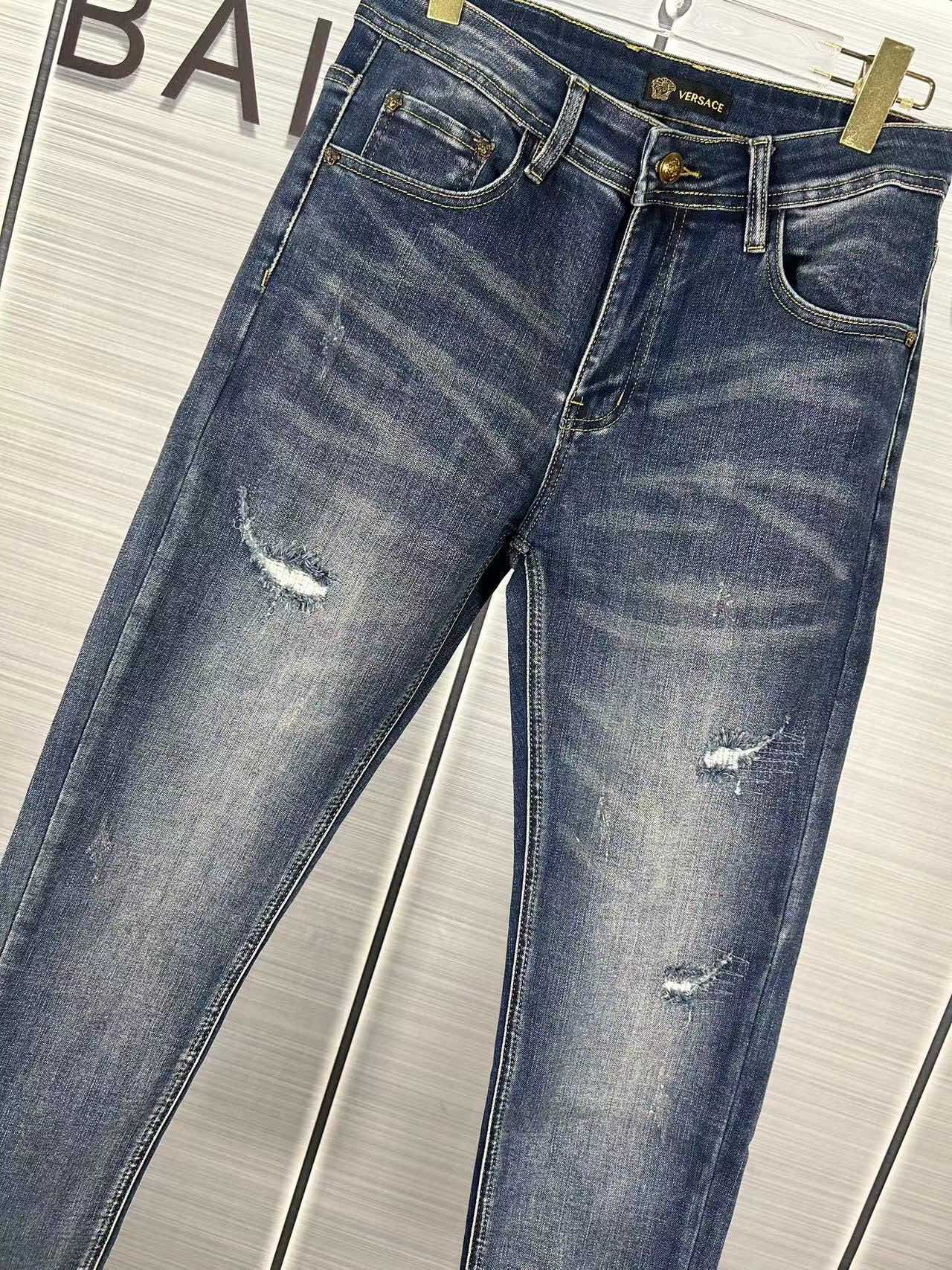 Versace 2024s Men’s Cotton-Coated Jeans: Modern Innovation in Classic Style - 图片 4