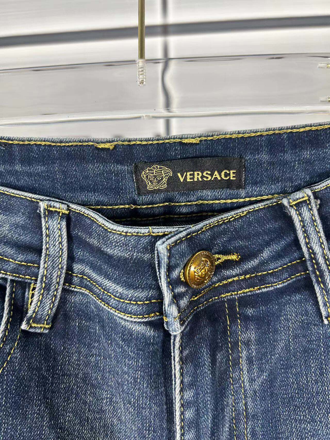 Versace 2024s Men’s Cotton-Coated Jeans: Modern Innovation in Classic Style - 图片 5