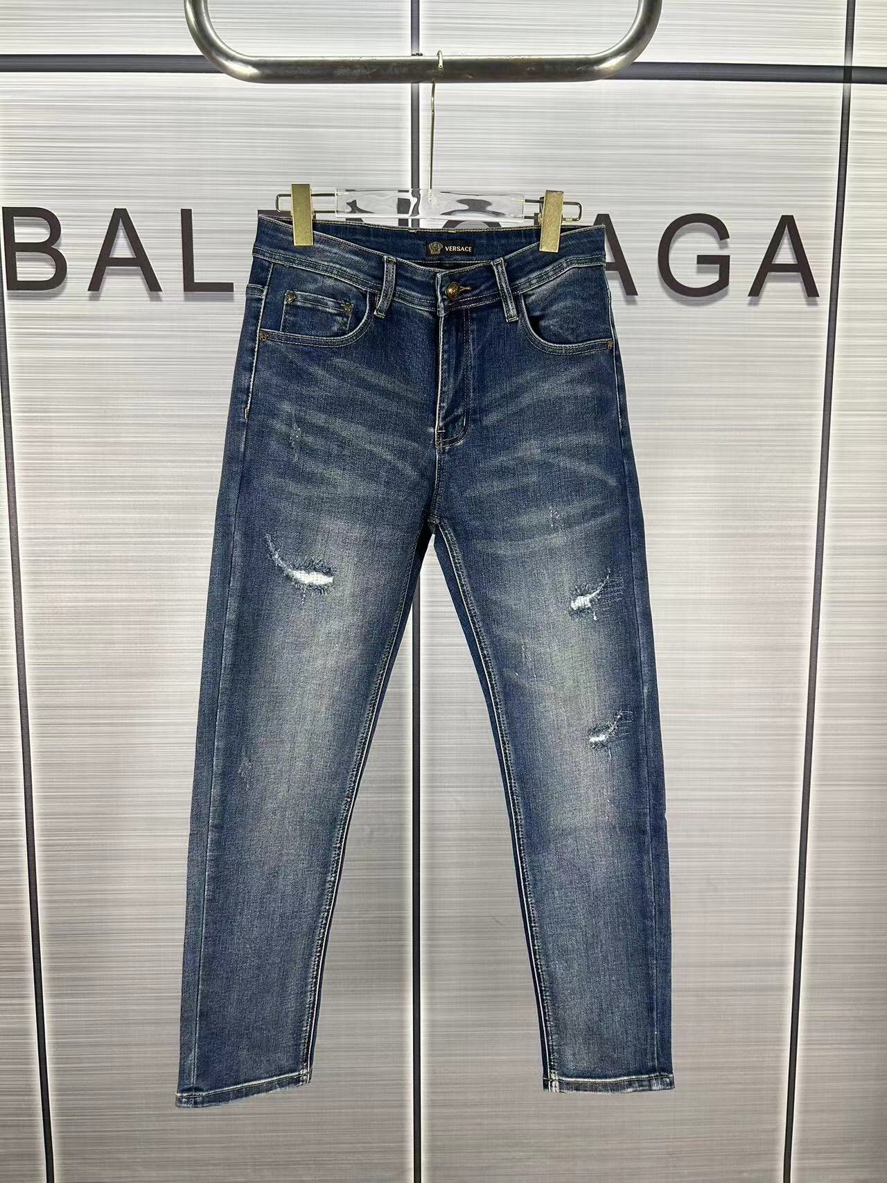 Versace 2024s Men’s Cotton-Coated Jeans: Modern Innovation in Classic Style - 图片 1
