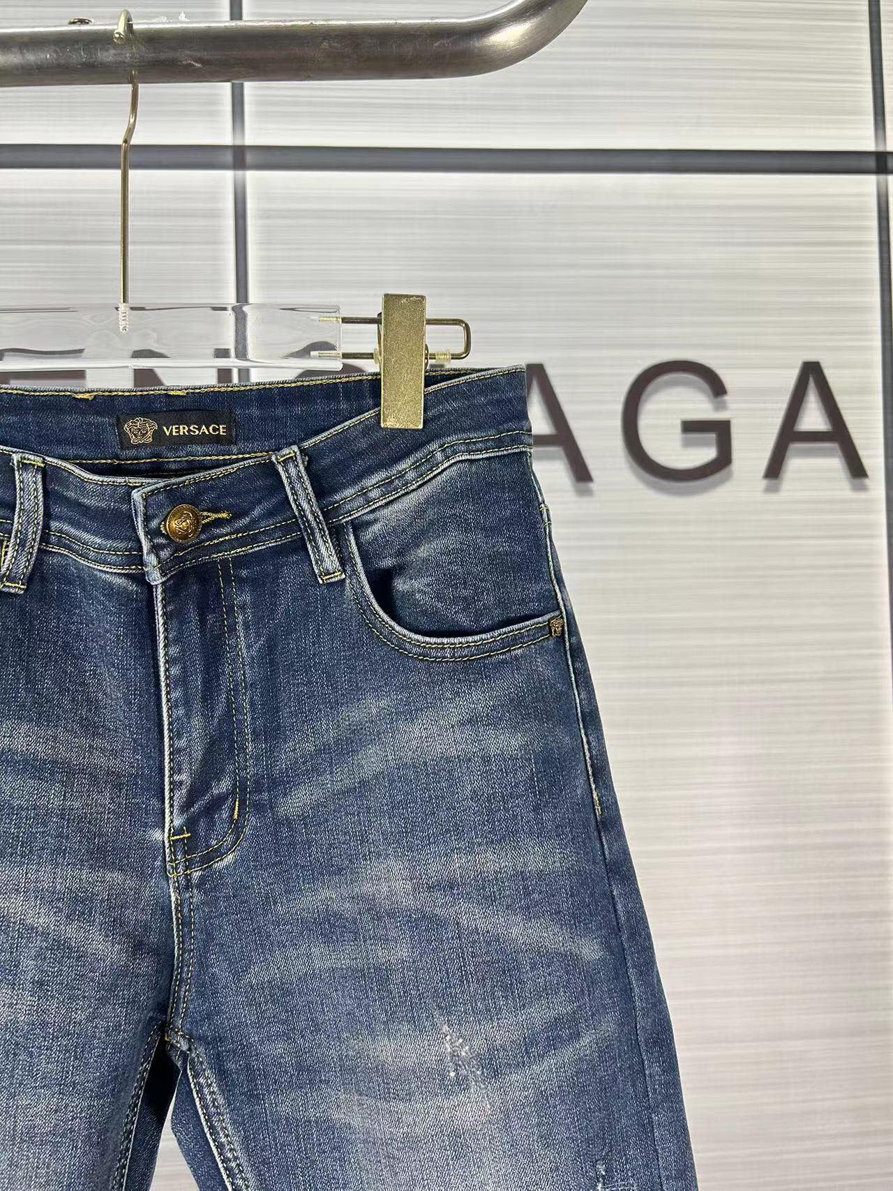 Versace 2024s Men’s Cotton-Coated Jeans: Modern Innovation in Classic Style - 图片 6