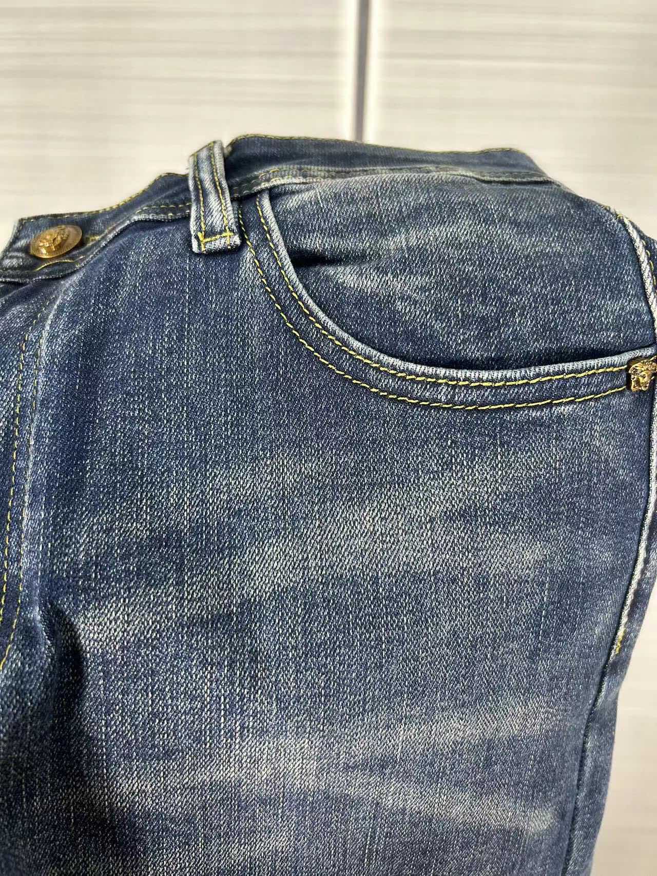 Versace 2024s Men’s Cotton-Coated Jeans: Modern Innovation in Classic Style - 图片 7