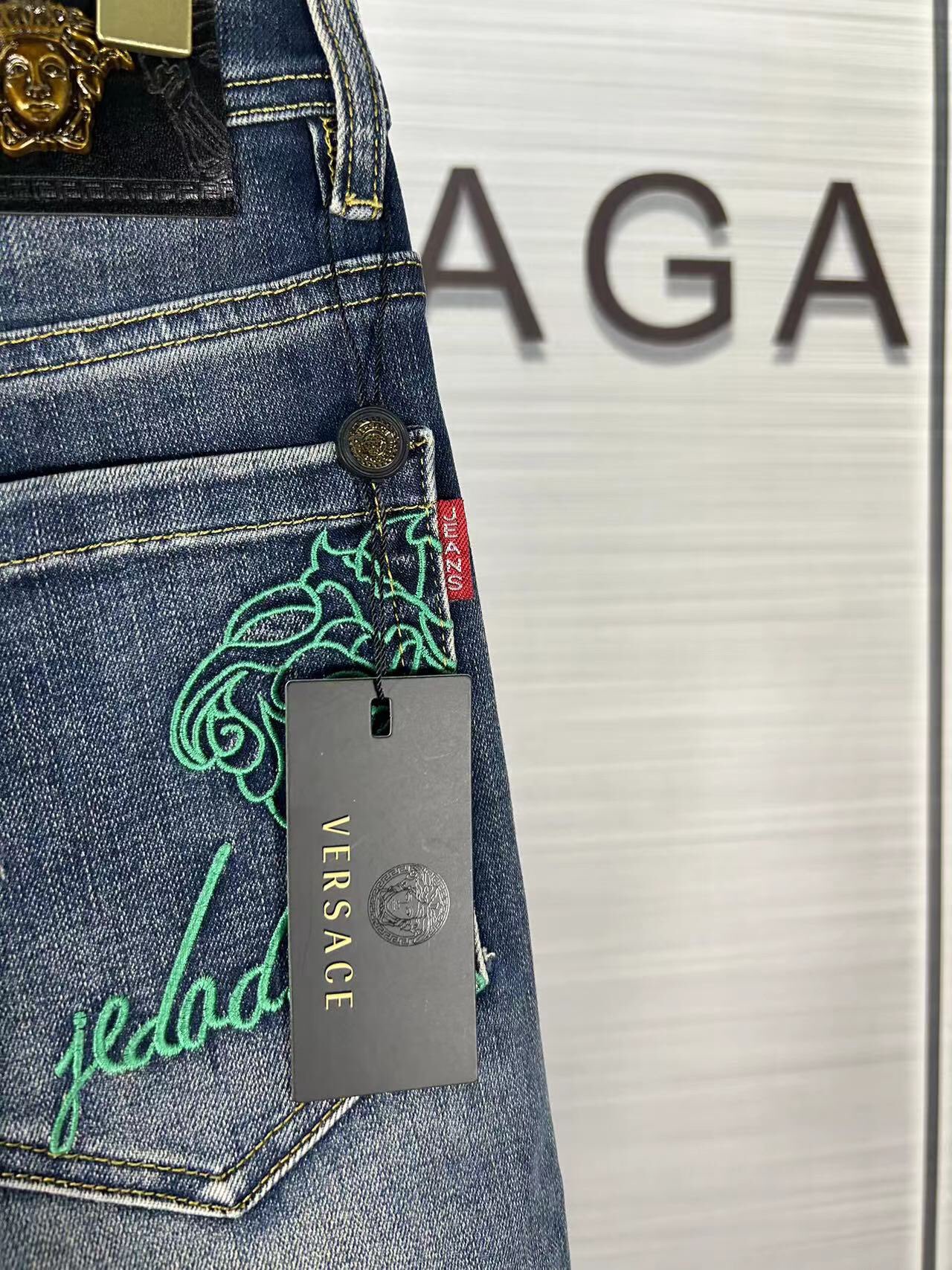 Versace 2024s Men’s Cotton-Coated Jeans: Modern Innovation in Classic Style - 图片 3