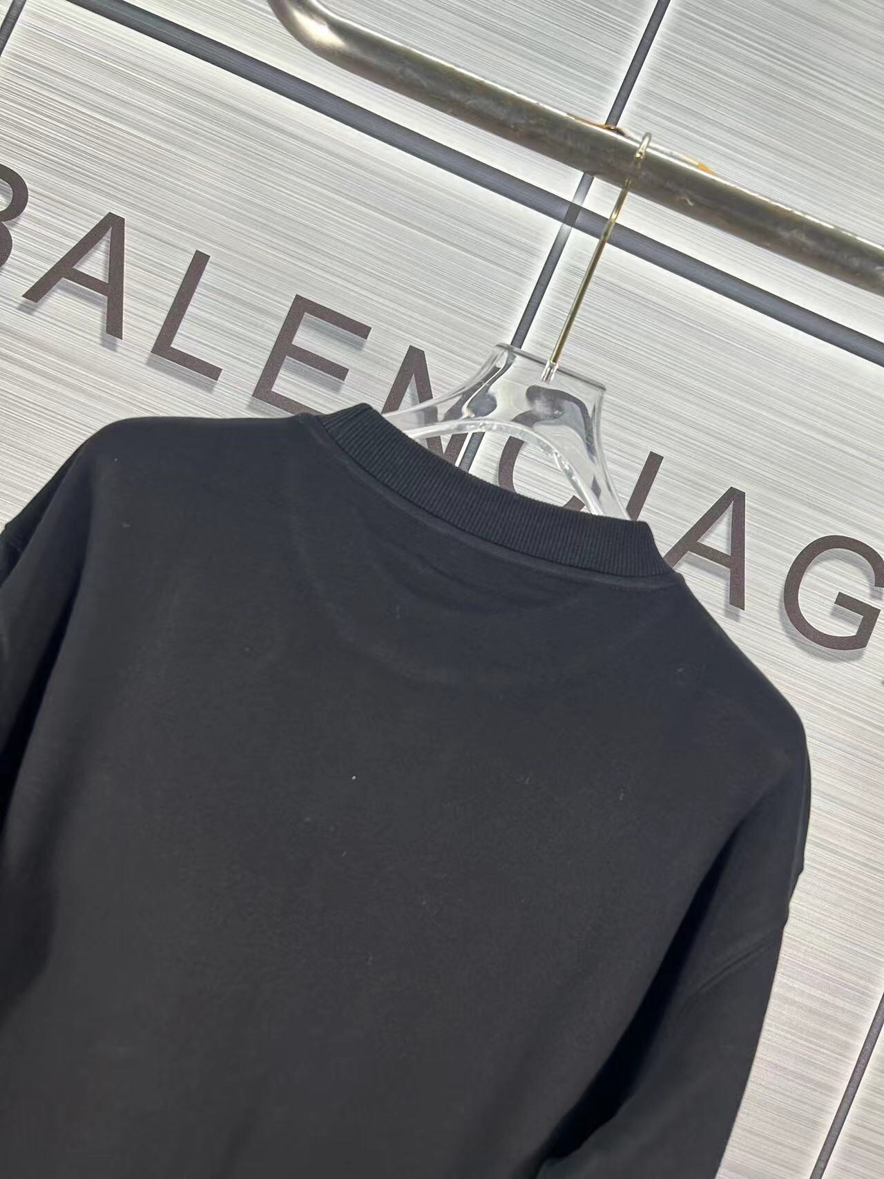 Prada 2024 Oversize Cotton Sweatshirt with Metal Triangle Logos: Modern Fashion Statement - 图片 6