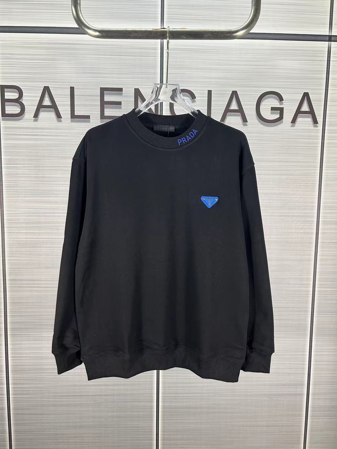 Prada 2024 Oversize Cotton Sweatshirt with Metal Triangle Logos: Modern Fashion Statement - 图片 1