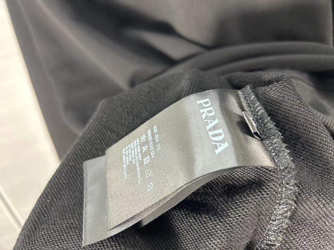 Prada 2024 Oversize Cotton Sweatshirt with Metal Triangle Logos: Modern Fashion Statement - 图片 8