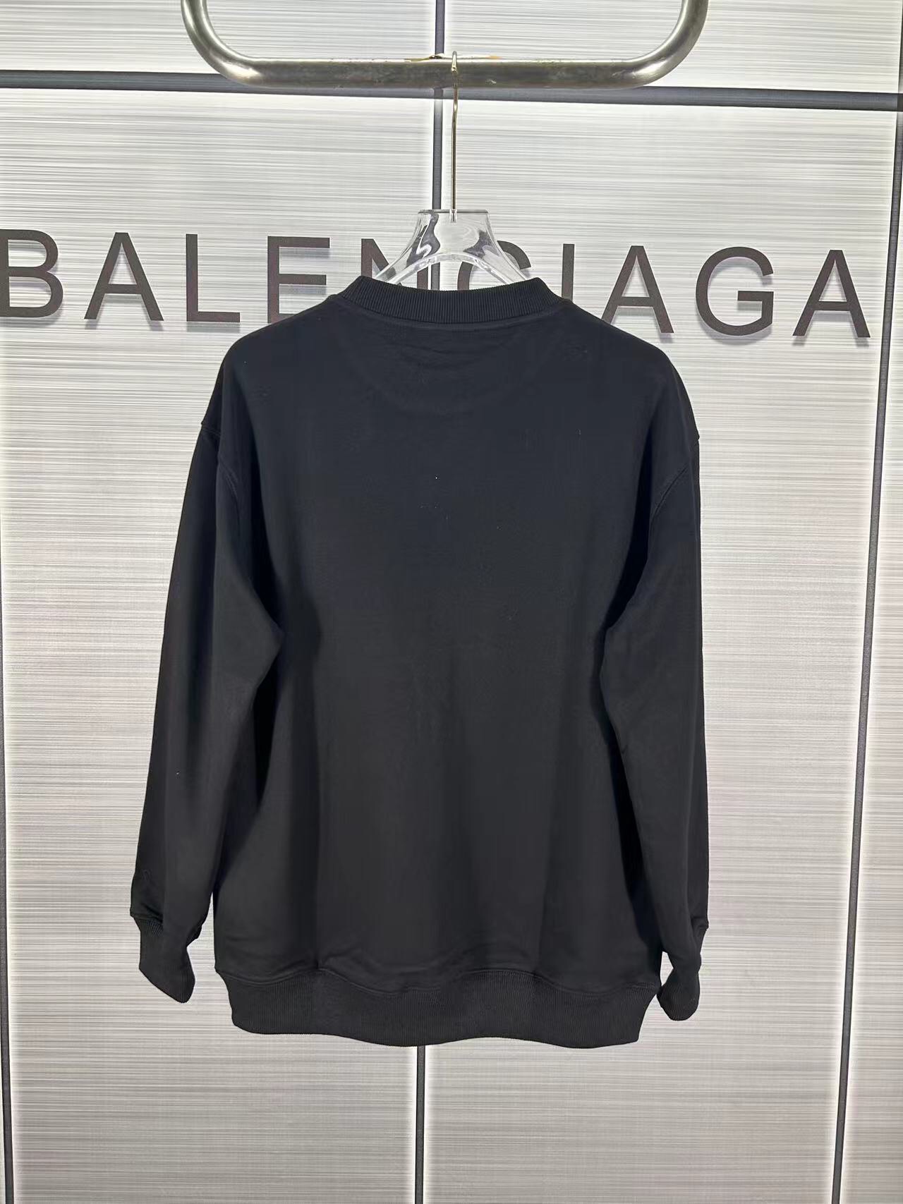 Prada 2024 Oversize Cotton Sweatshirt with Metal Triangle Logos: Modern Fashion Statement - 图片 2