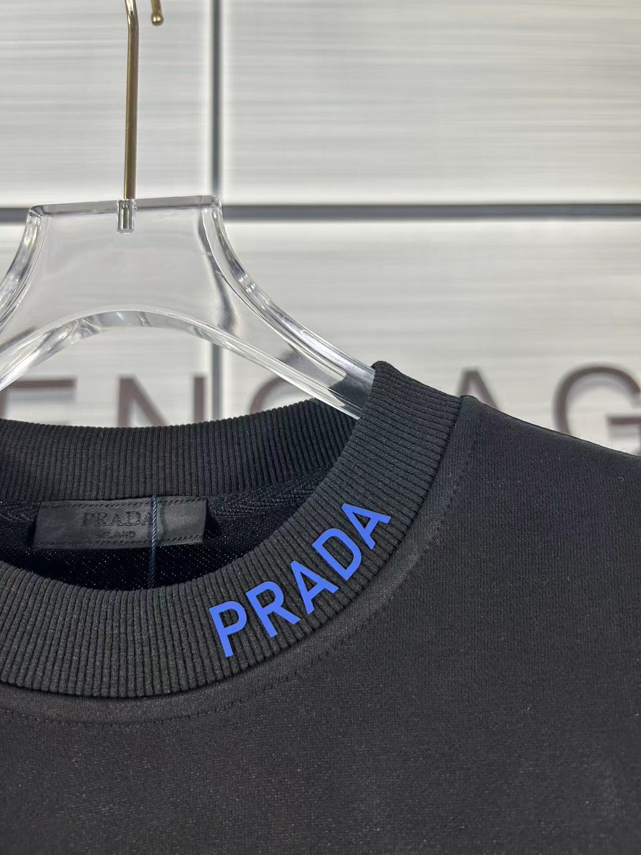 Prada 2024 Oversize Cotton Sweatshirt with Metal Triangle Logos: Modern Fashion Statement - 图片 7
