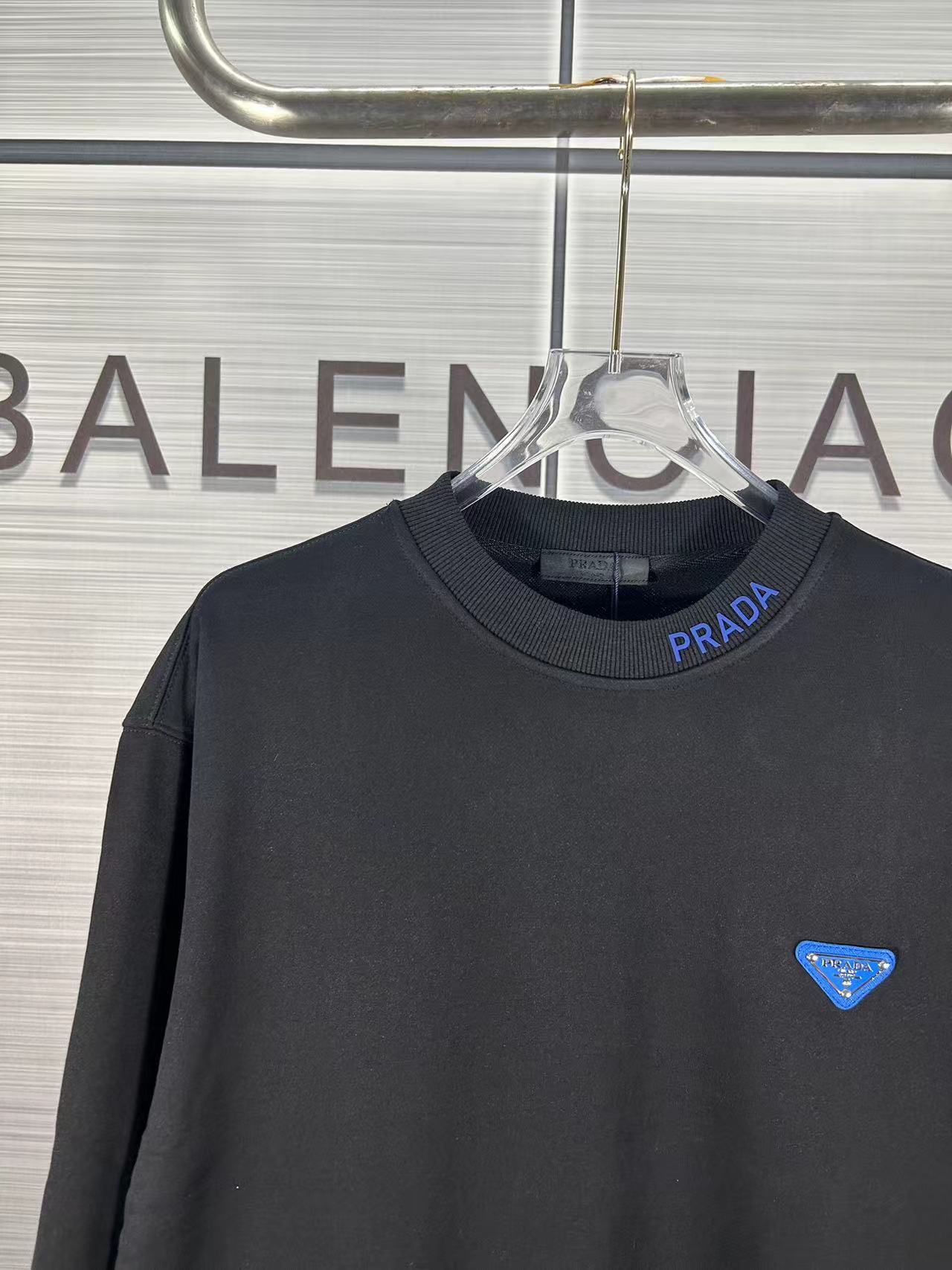 Prada 2024 Oversize Cotton Sweatshirt with Metal Triangle Logos: Modern Fashion Statement - 图片 4