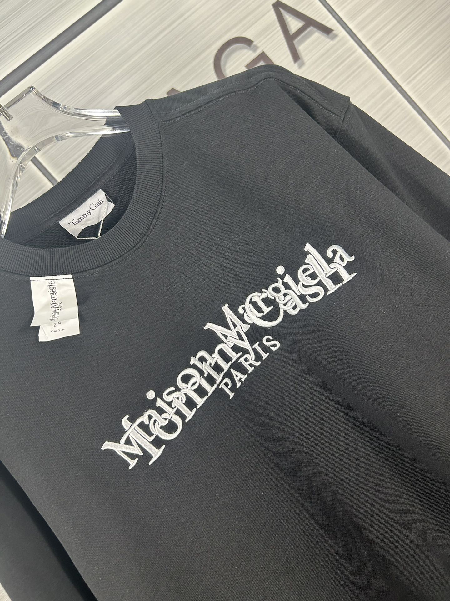 Maison Margiela 2024 Autumn Collection: Heavy-Duty Embroidered Coats in Black and White - 图片 7