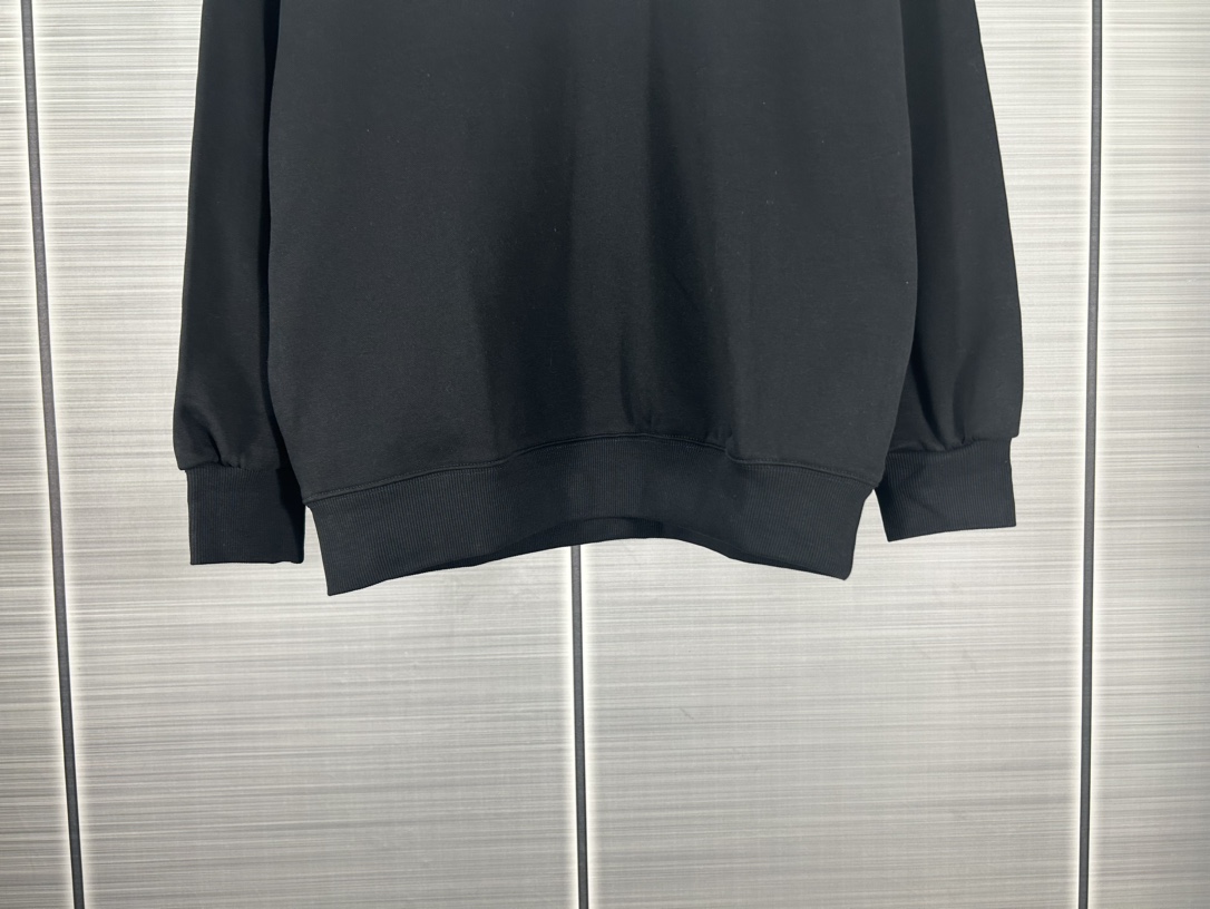 Maison Margiela 2024 Autumn Collection: Heavy-Duty Embroidered Coats in Black and White - 图片 6