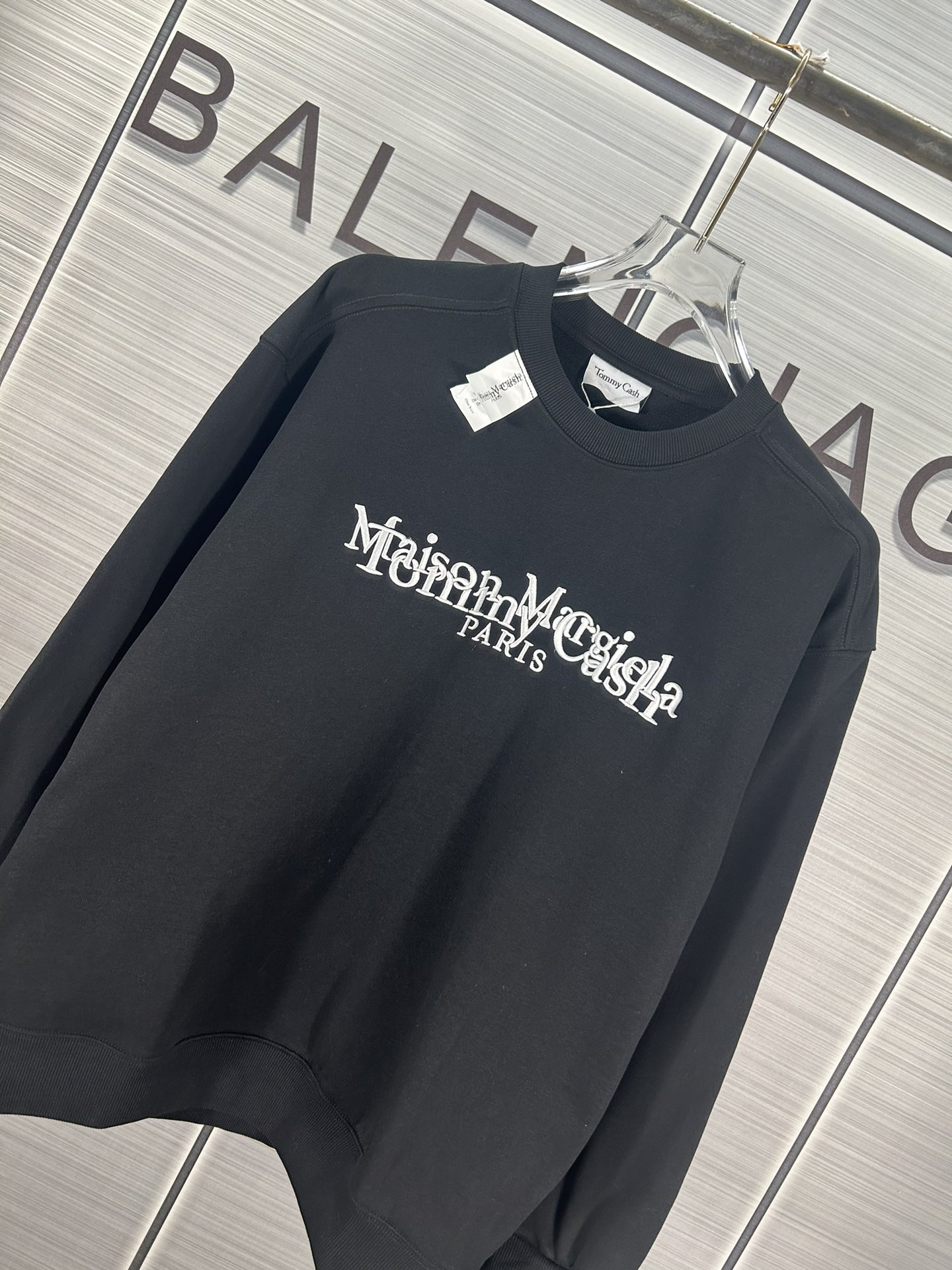 Maison Margiela 2024 Autumn Collection: Heavy-Duty Embroidered Coats in Black and White - 图片 3